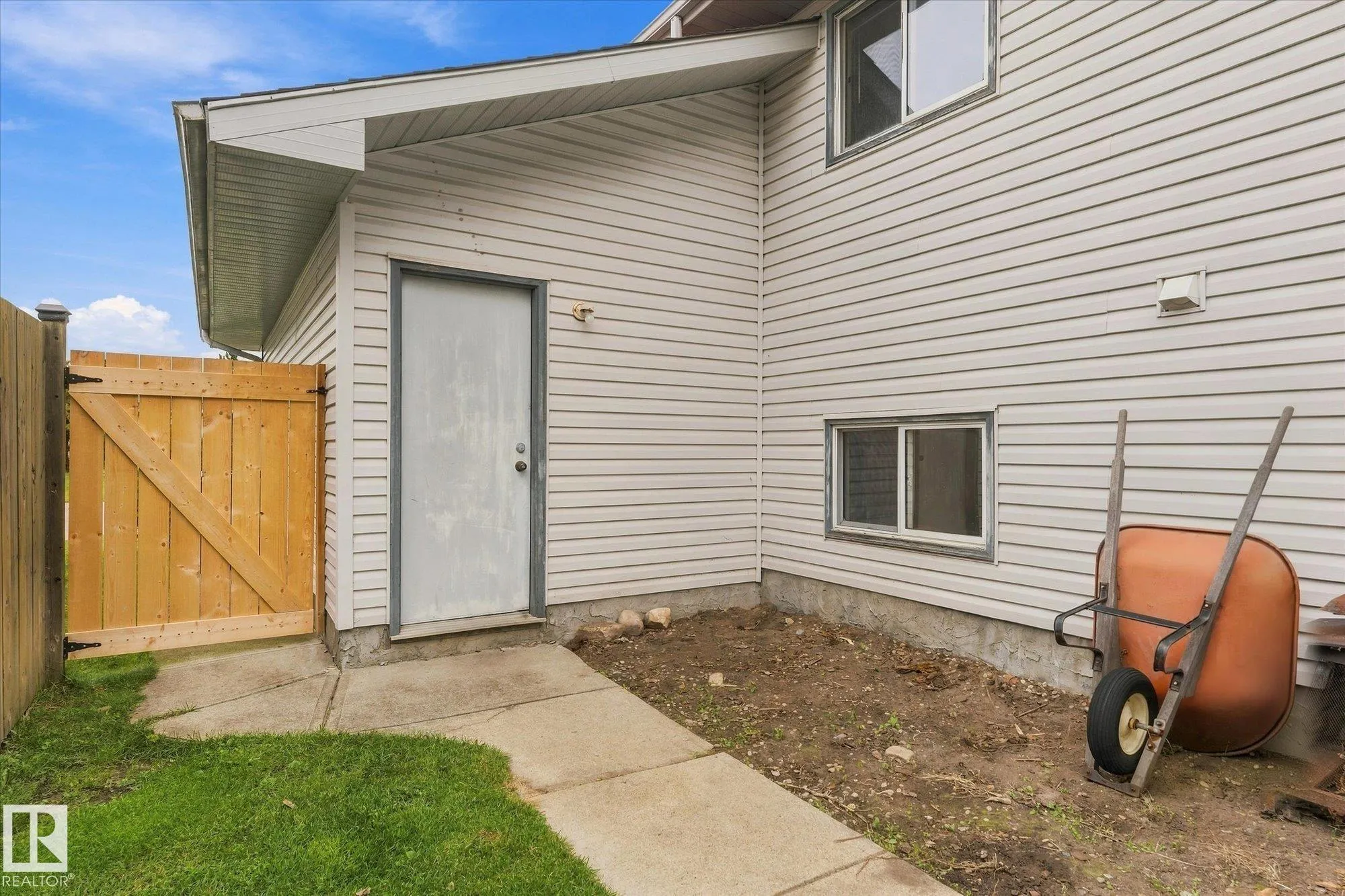 11 WOODSIDE Crescent