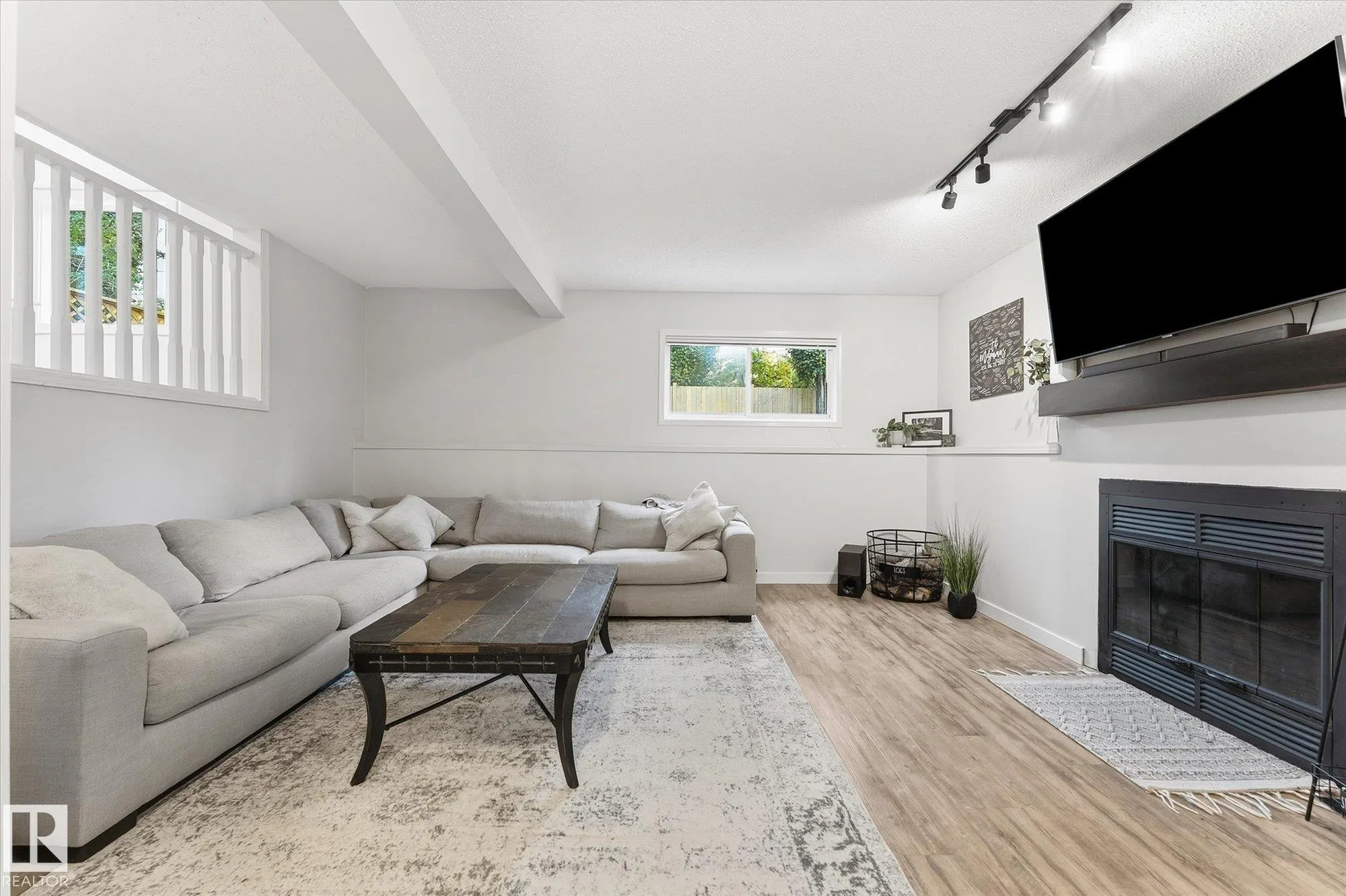 11 WOODSIDE Crescent