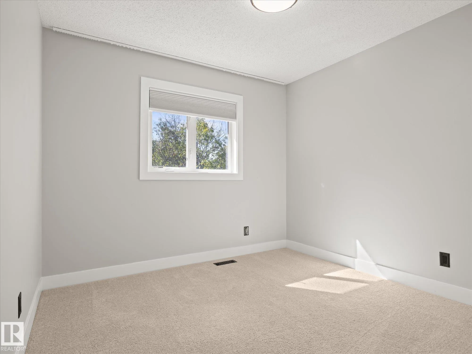 15 WILLOUGHBY Drive