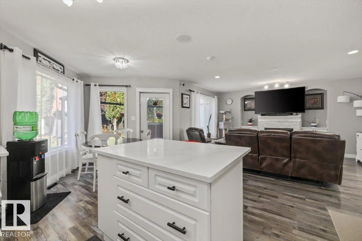 7 LAMPLIGHT Drive