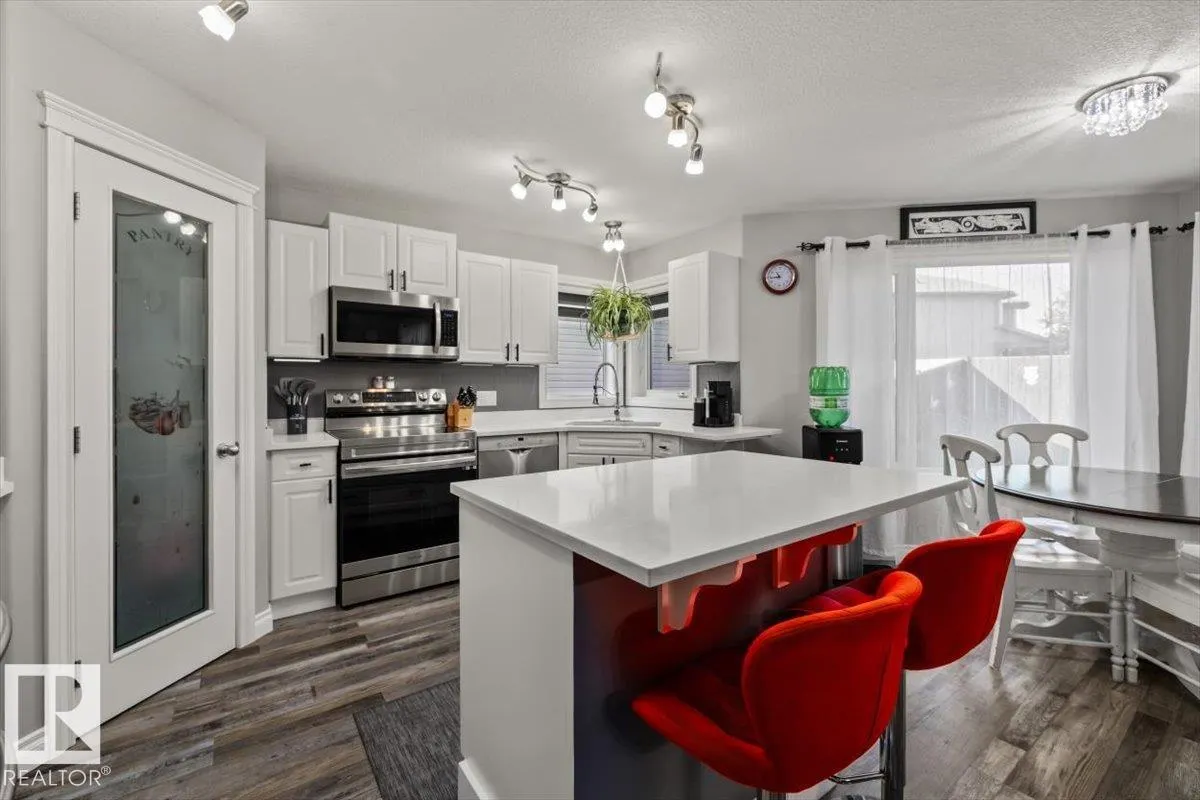 7 LAMPLIGHT Drive