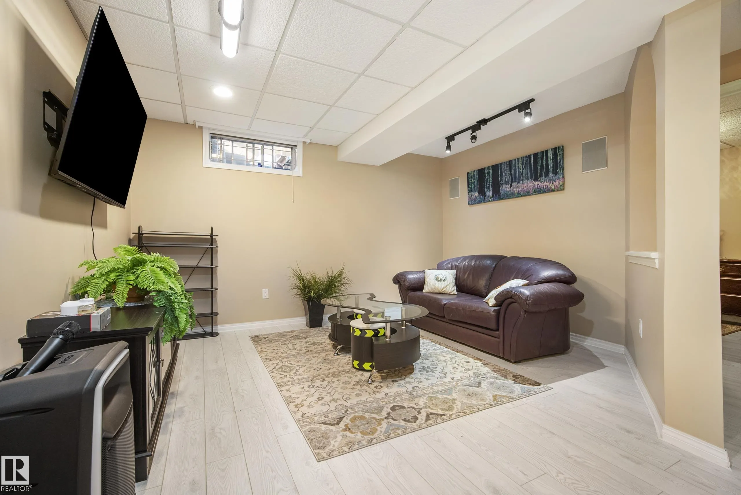 38 DEANE Crescent