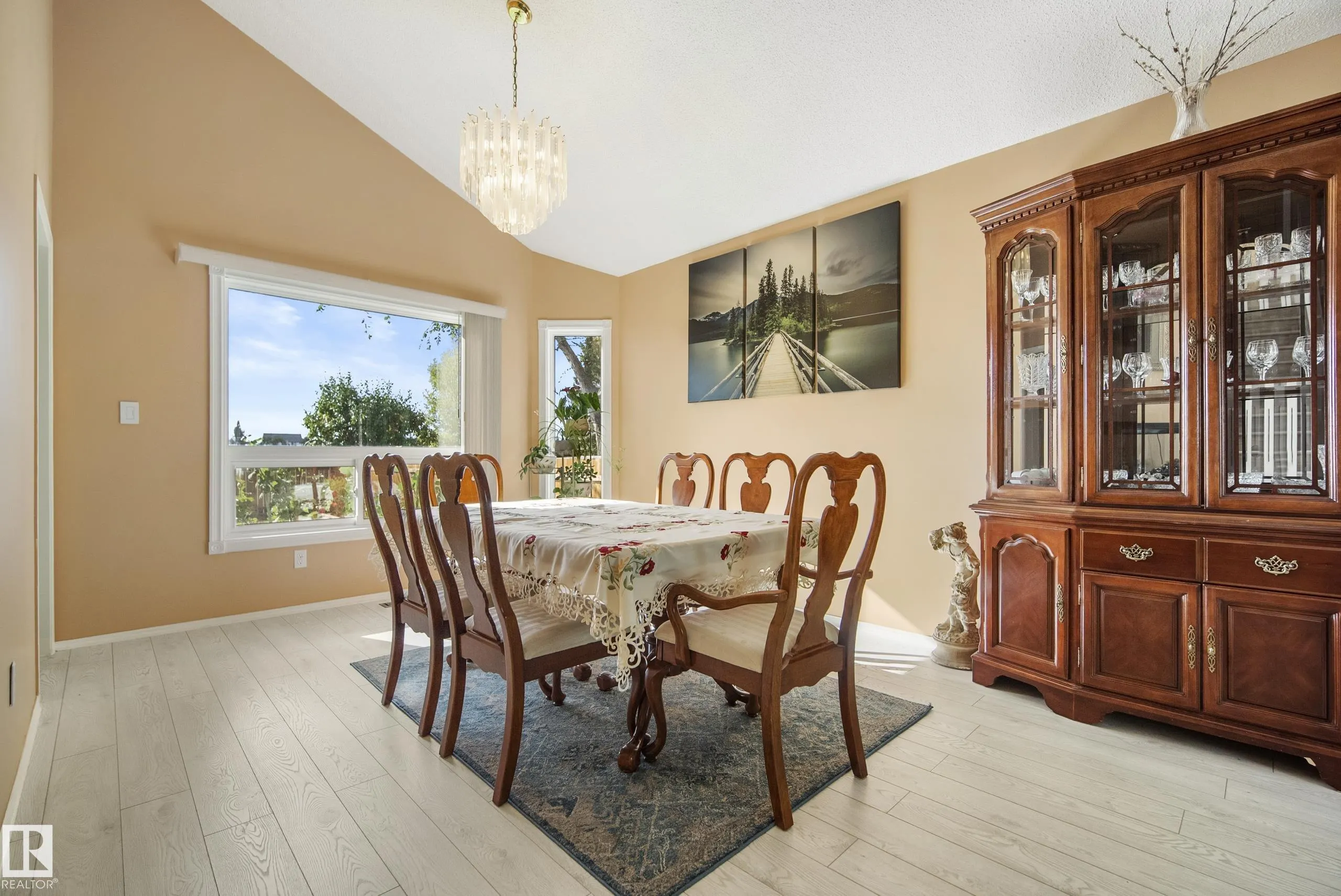 38 DEANE Crescent
