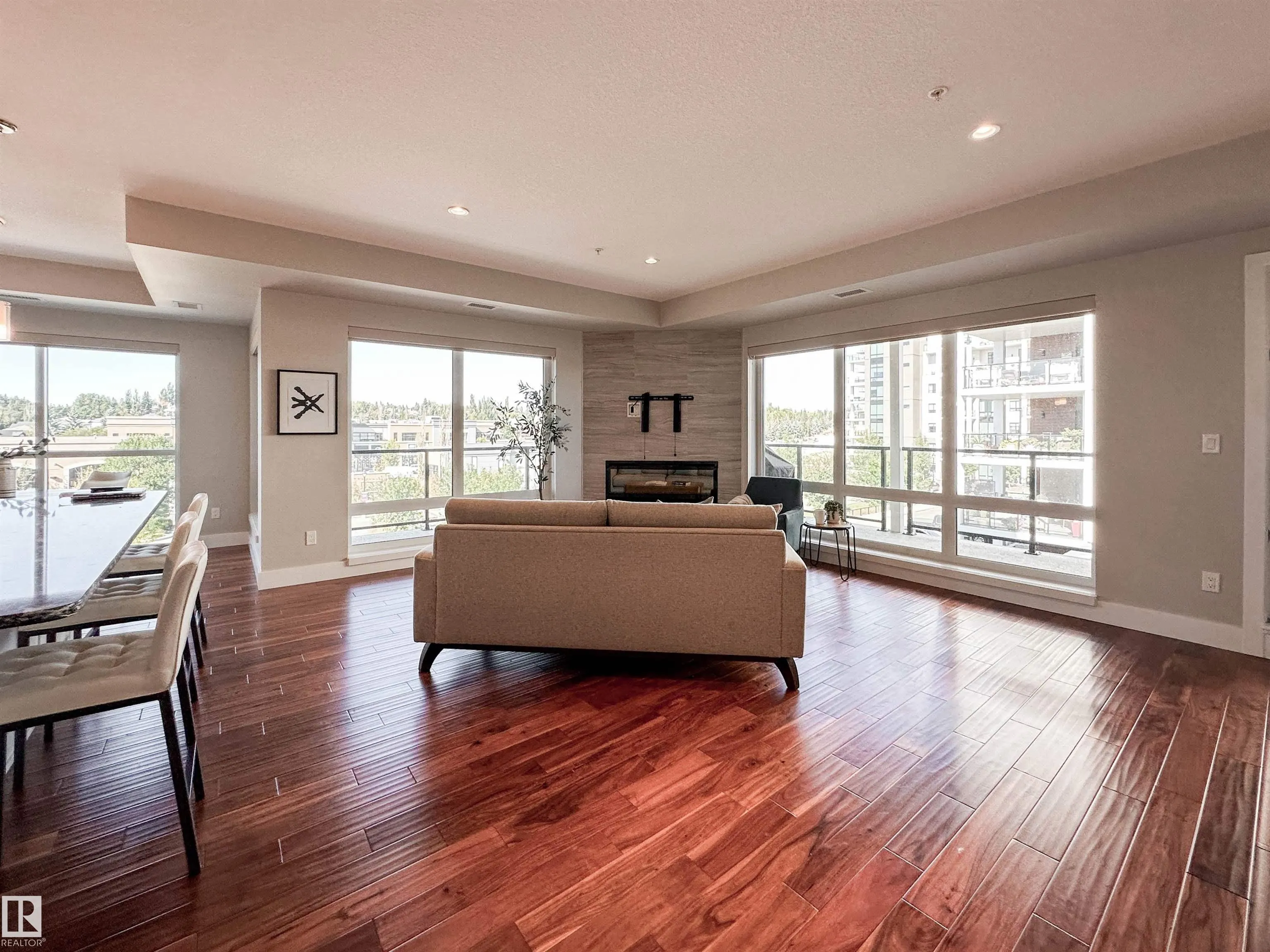 200 BELLEROSE Drive