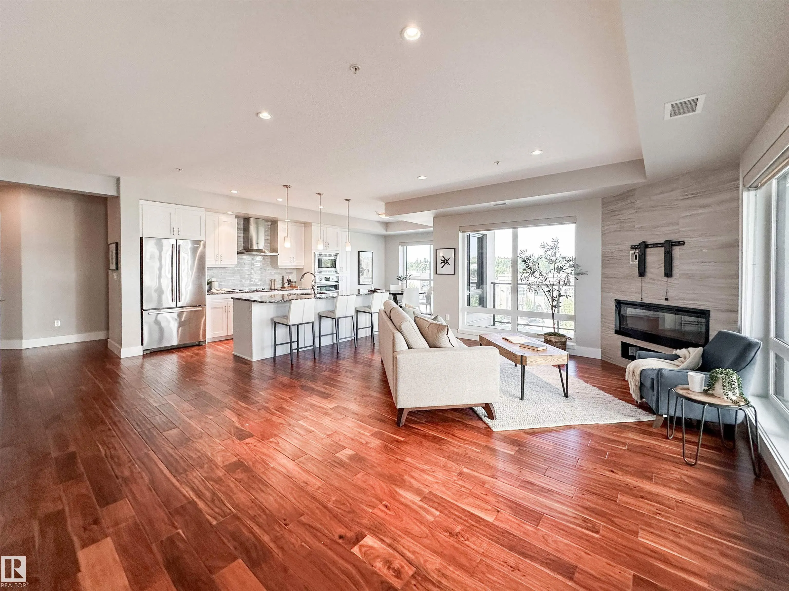 200 BELLEROSE Drive