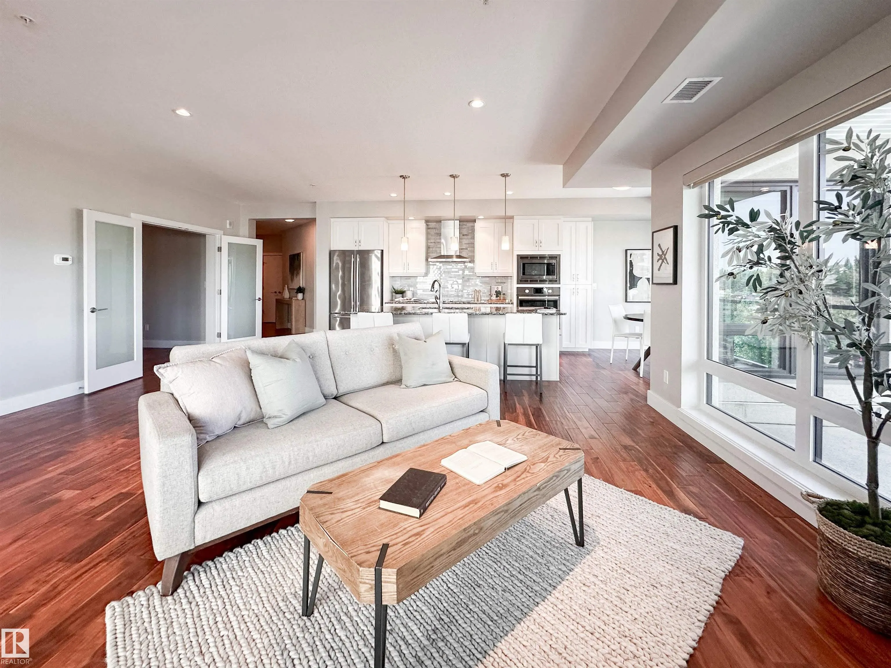 200 BELLEROSE Drive