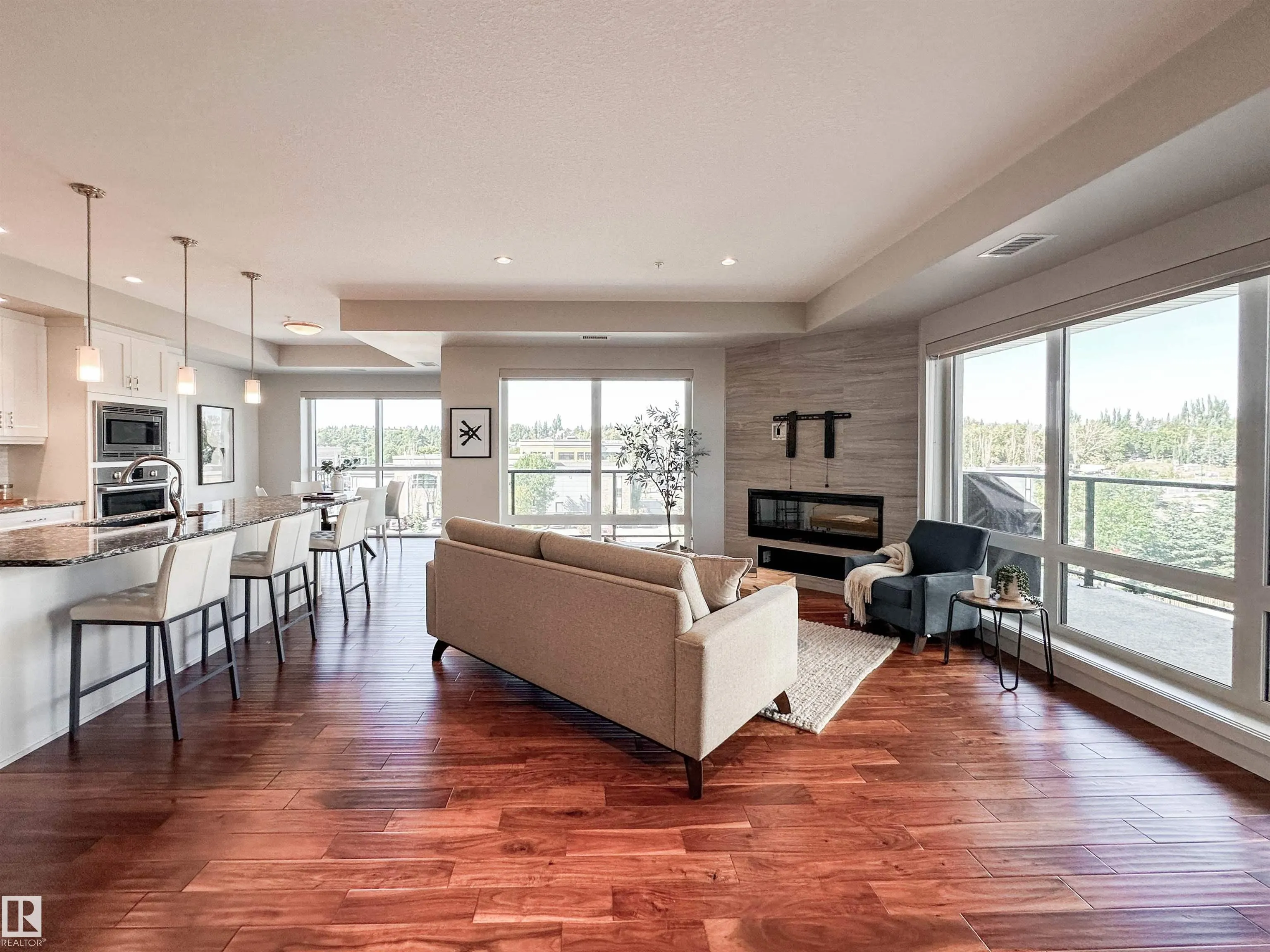 200 BELLEROSE Drive