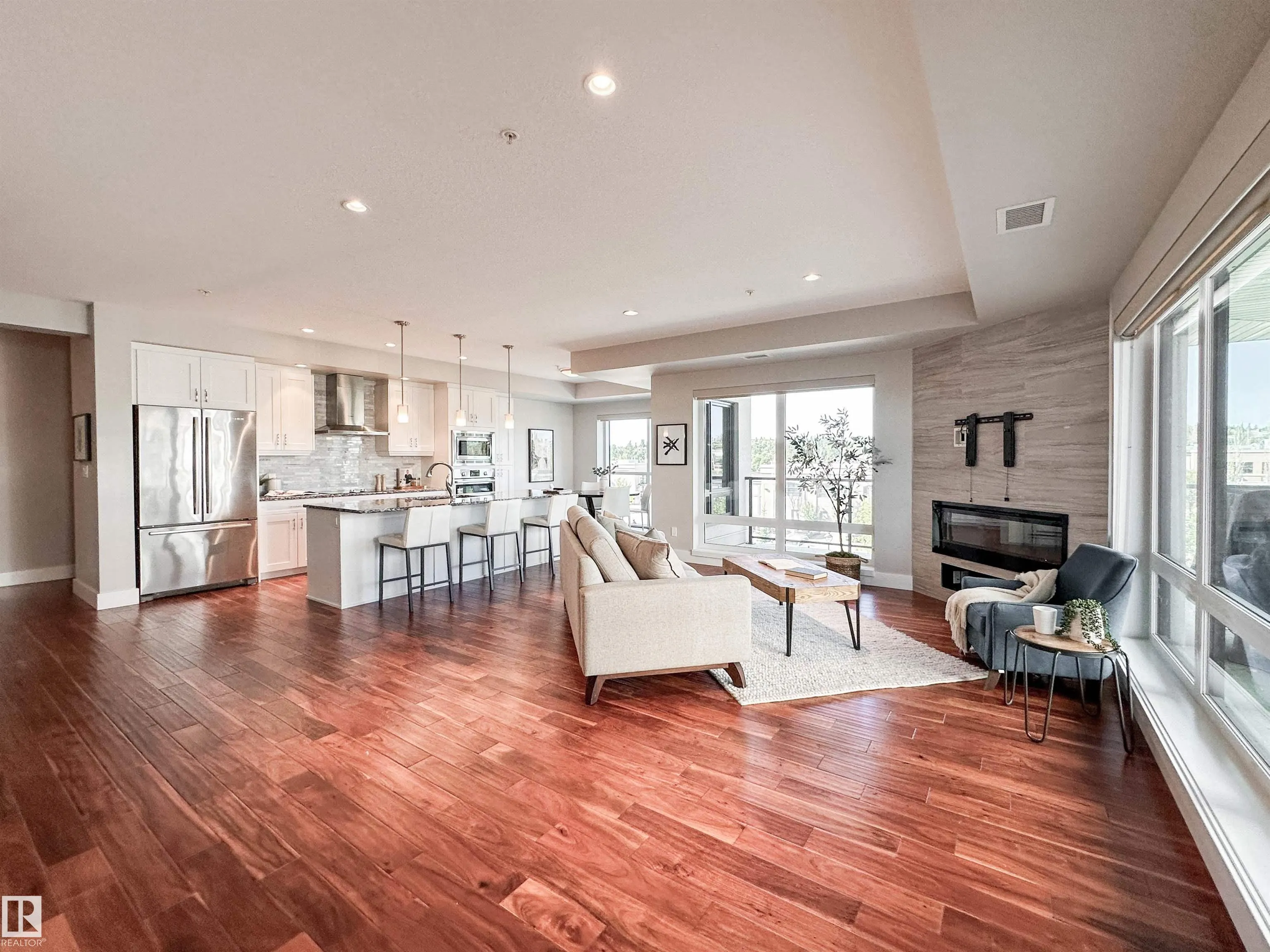 200 BELLEROSE Drive