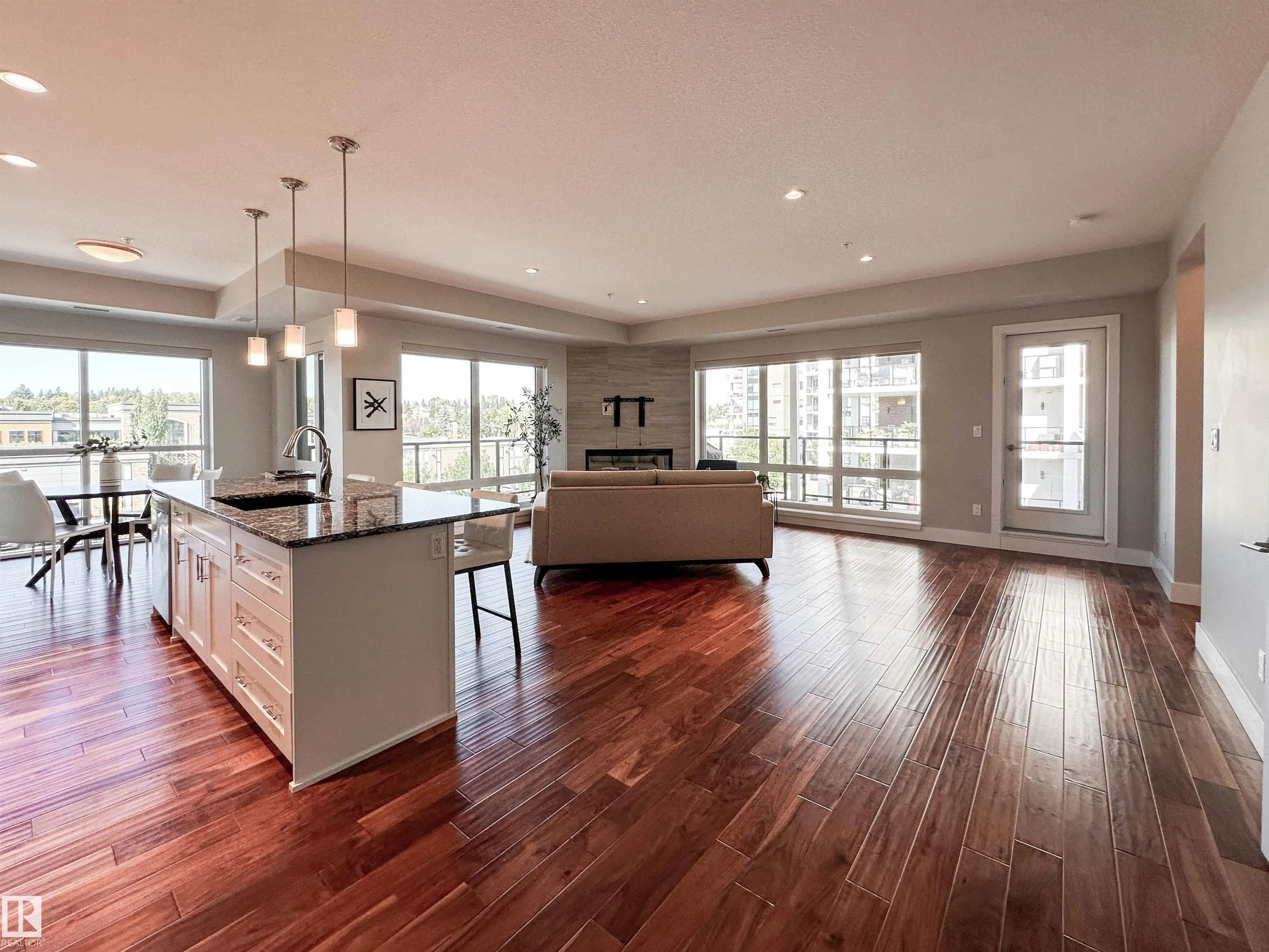 200 BELLEROSE Drive