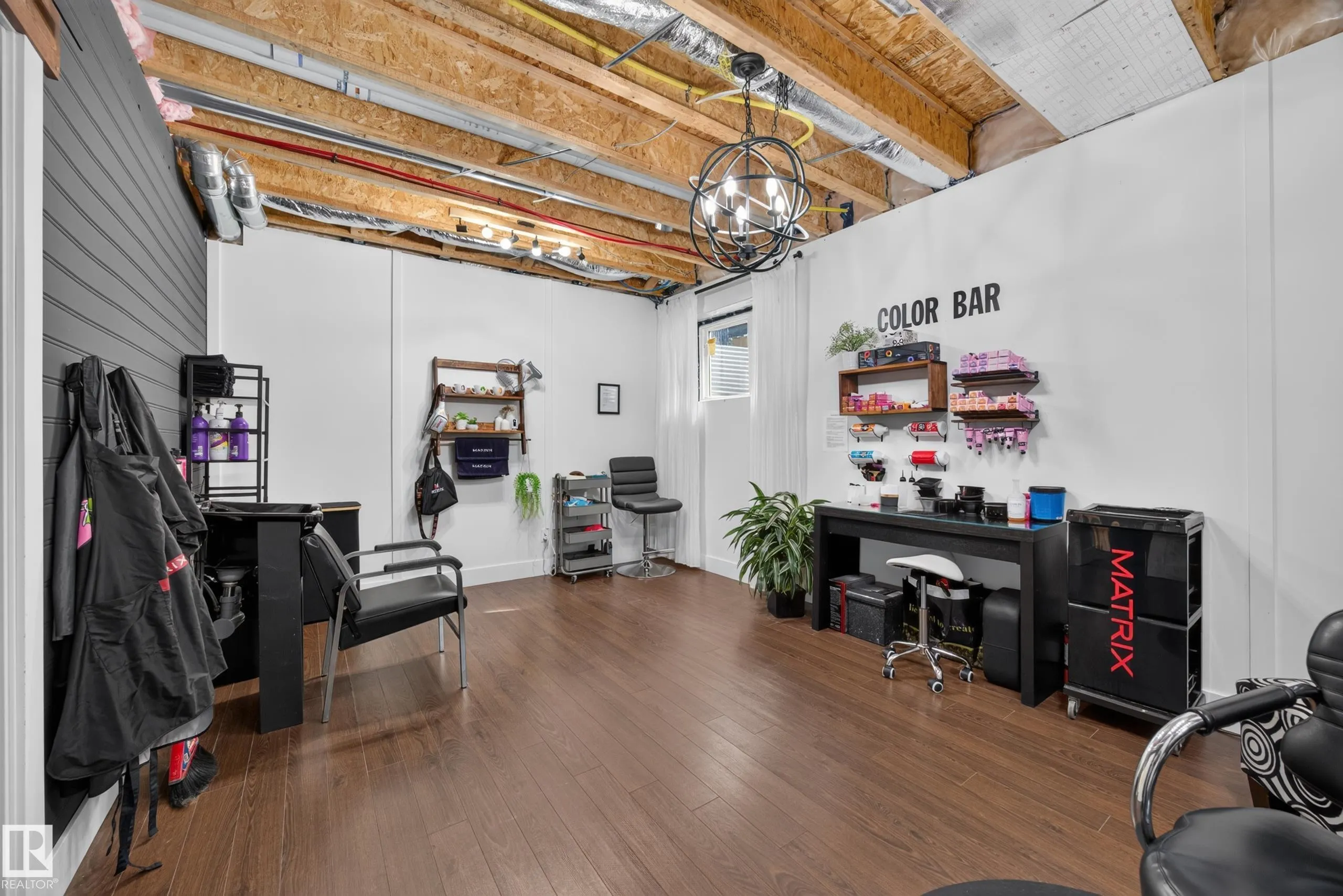 635 MEADOWVIEW Drive