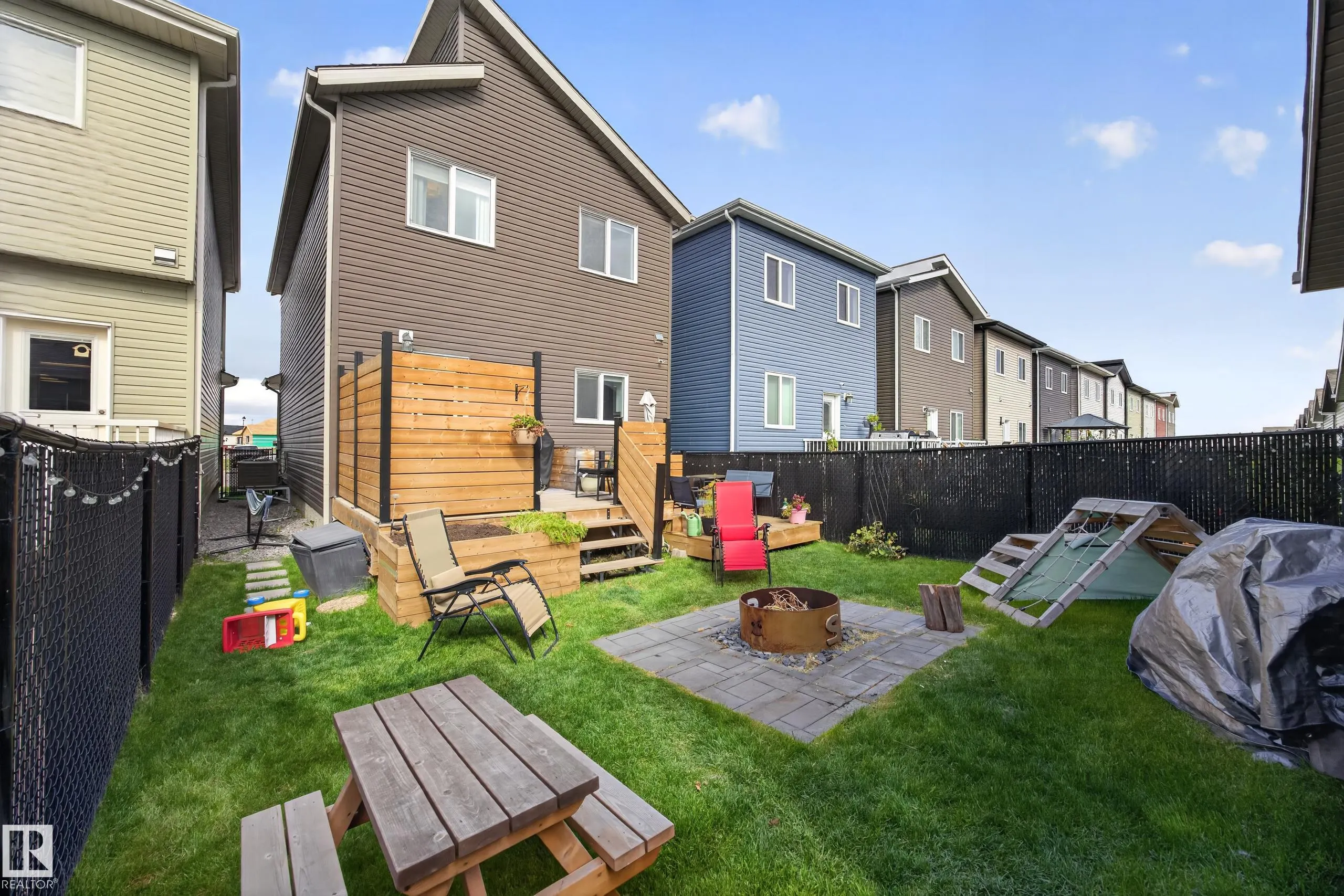 635 MEADOWVIEW Drive