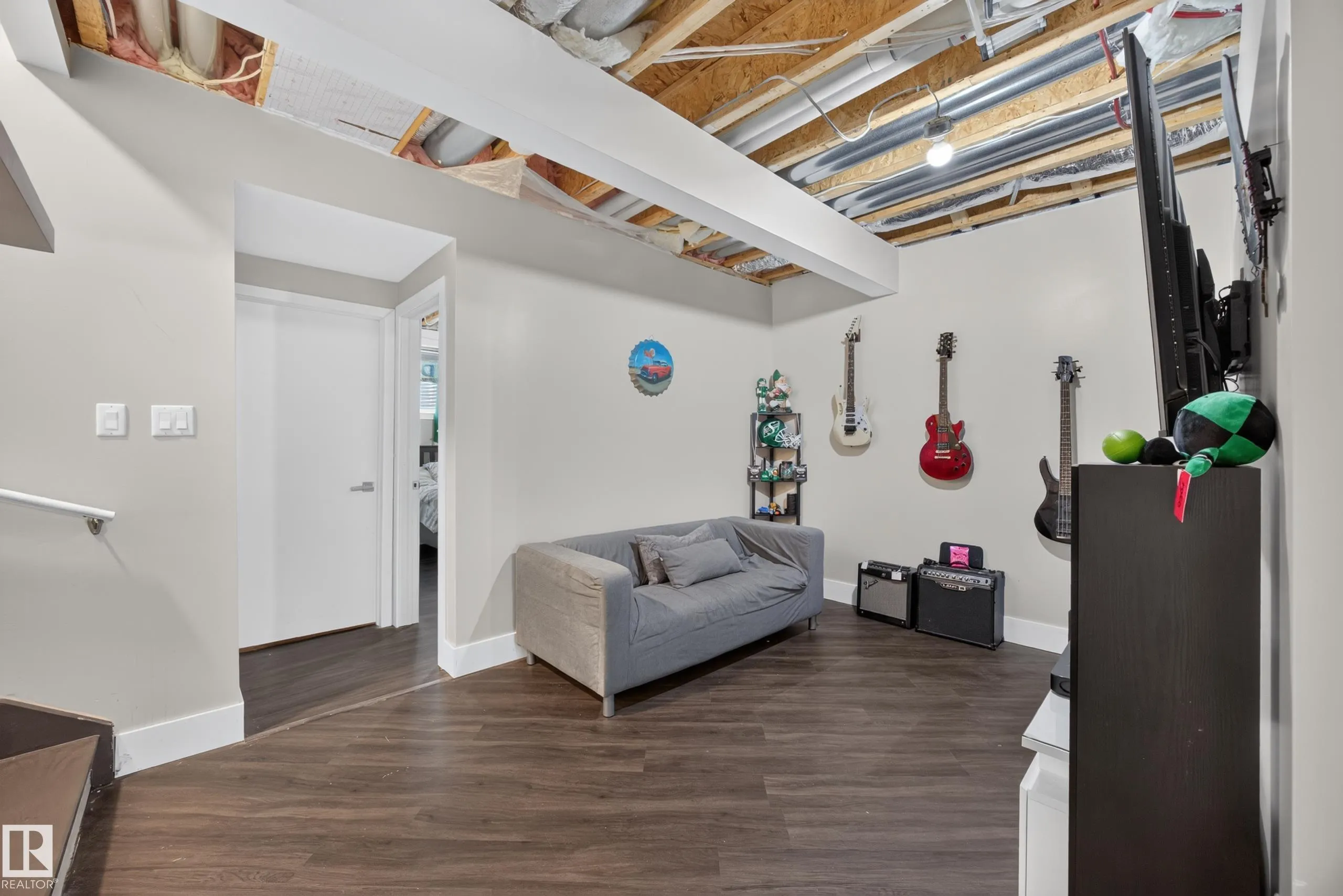 635 MEADOWVIEW Drive