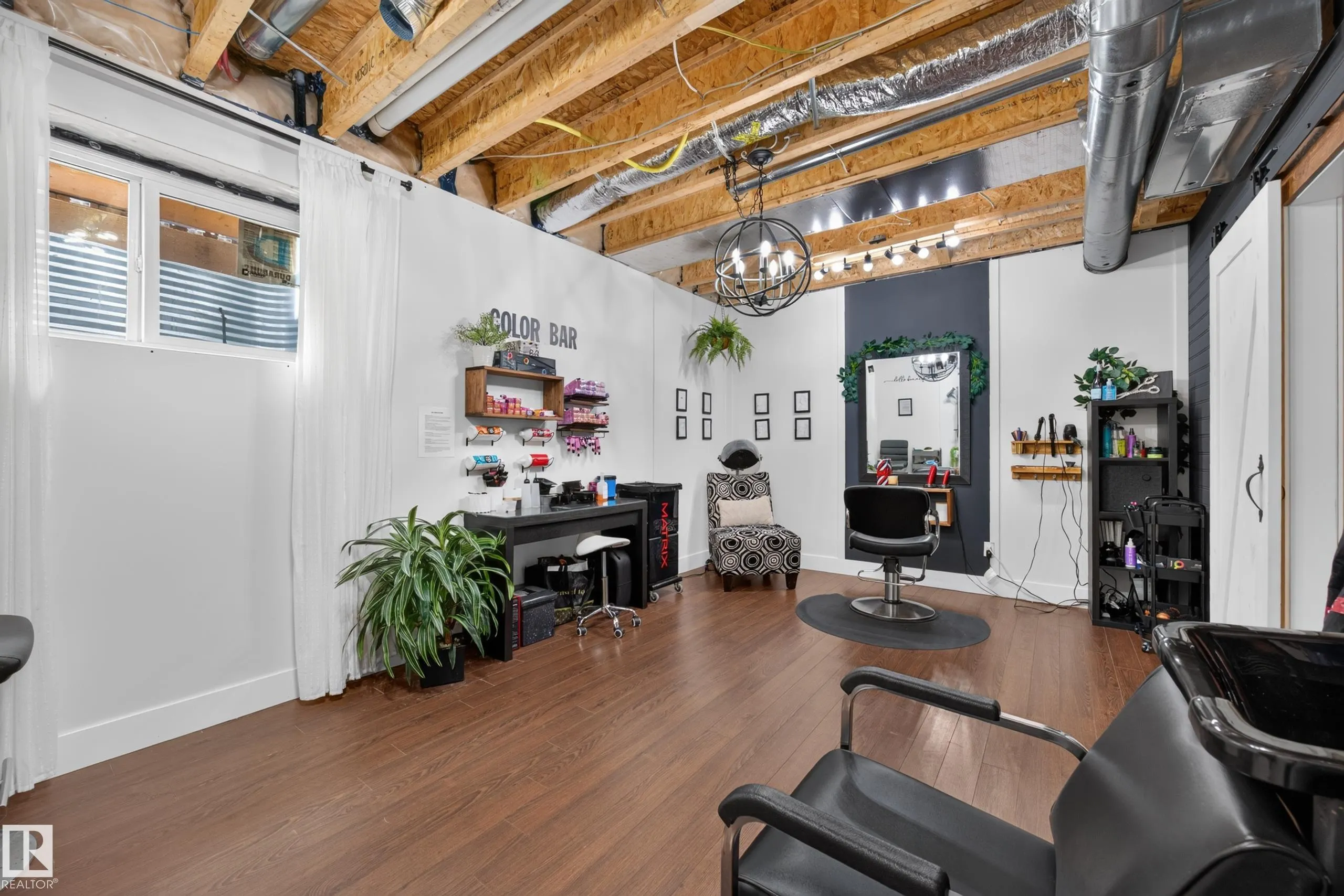 635 MEADOWVIEW Drive