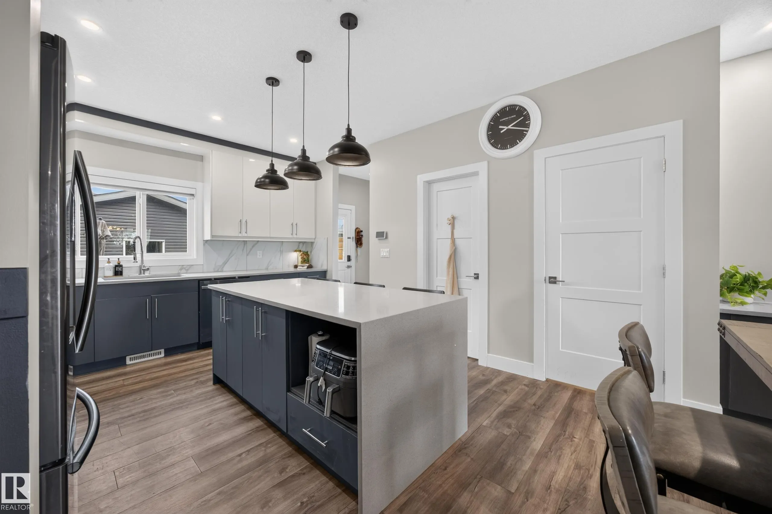 635 MEADOWVIEW Drive