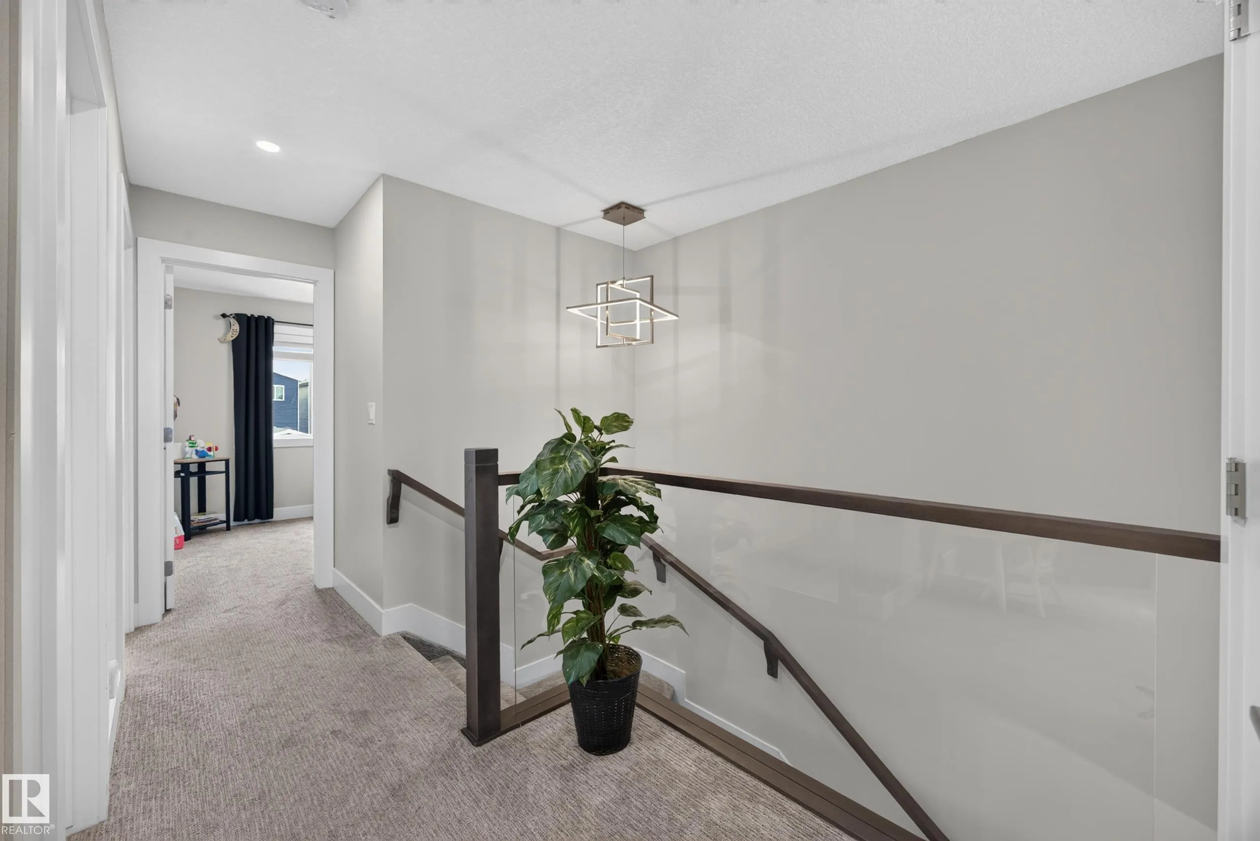 635 MEADOWVIEW Drive