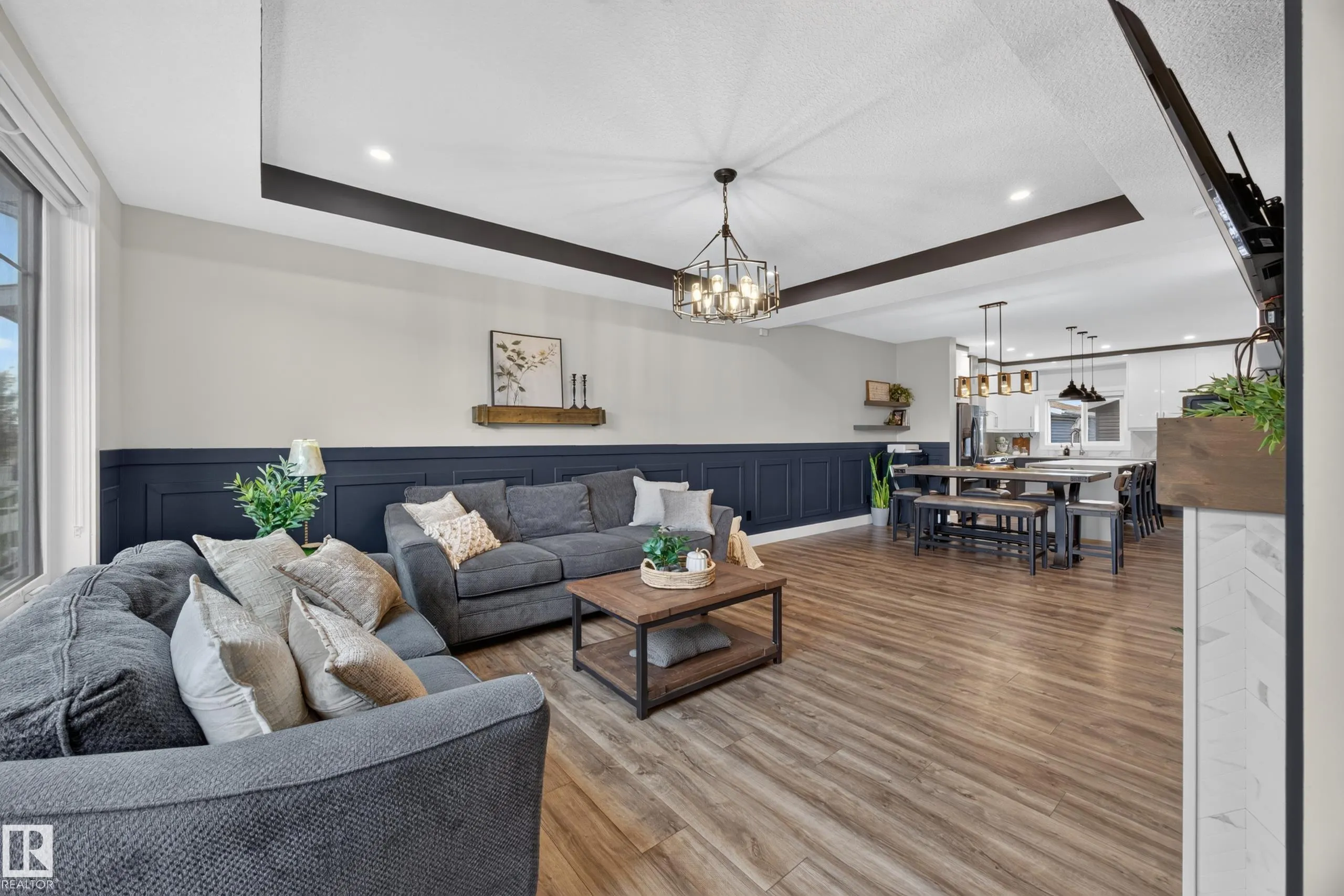 635 MEADOWVIEW Drive