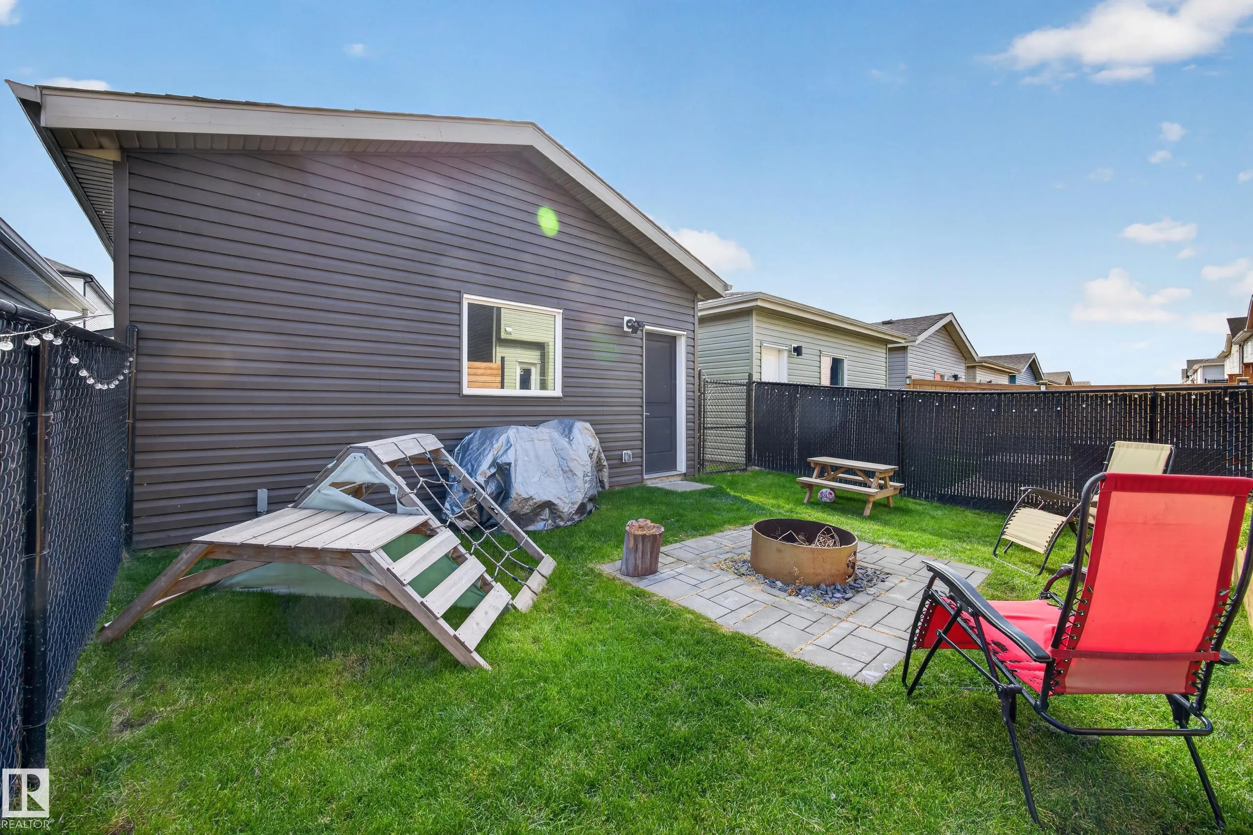 635 MEADOWVIEW Drive