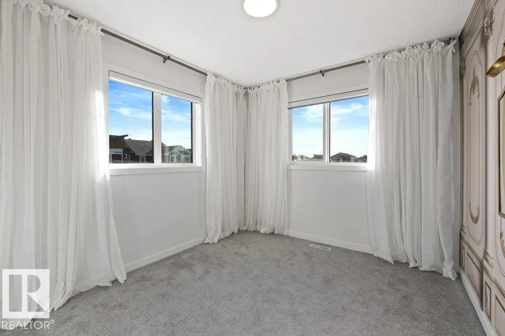 24 NETTLE Crescent
