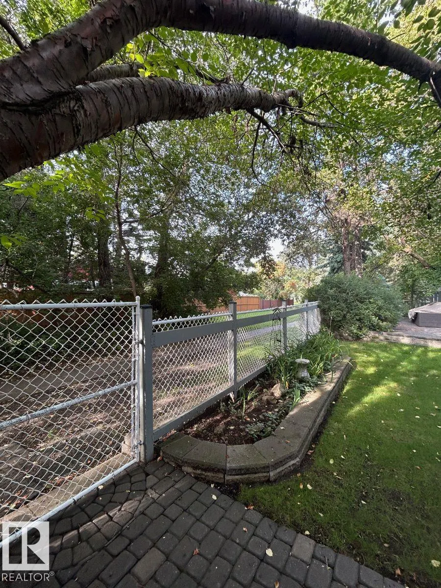 29 LINDBERGH Crescent