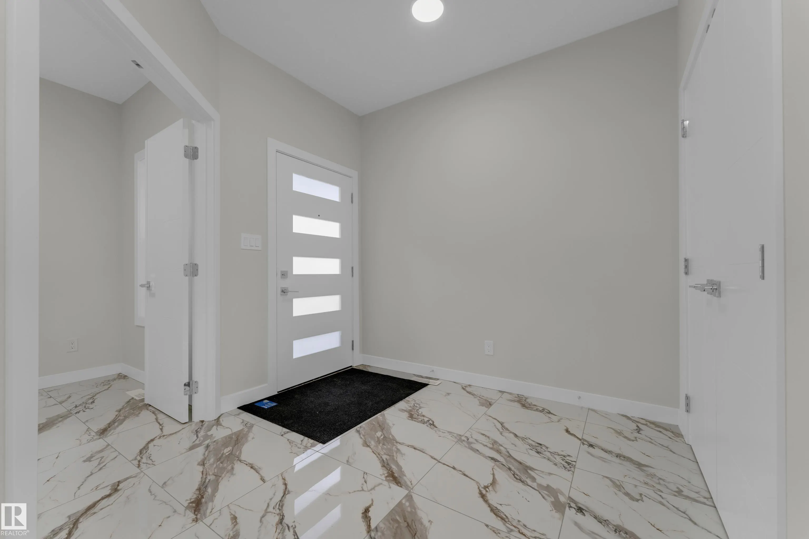 3816 39 St