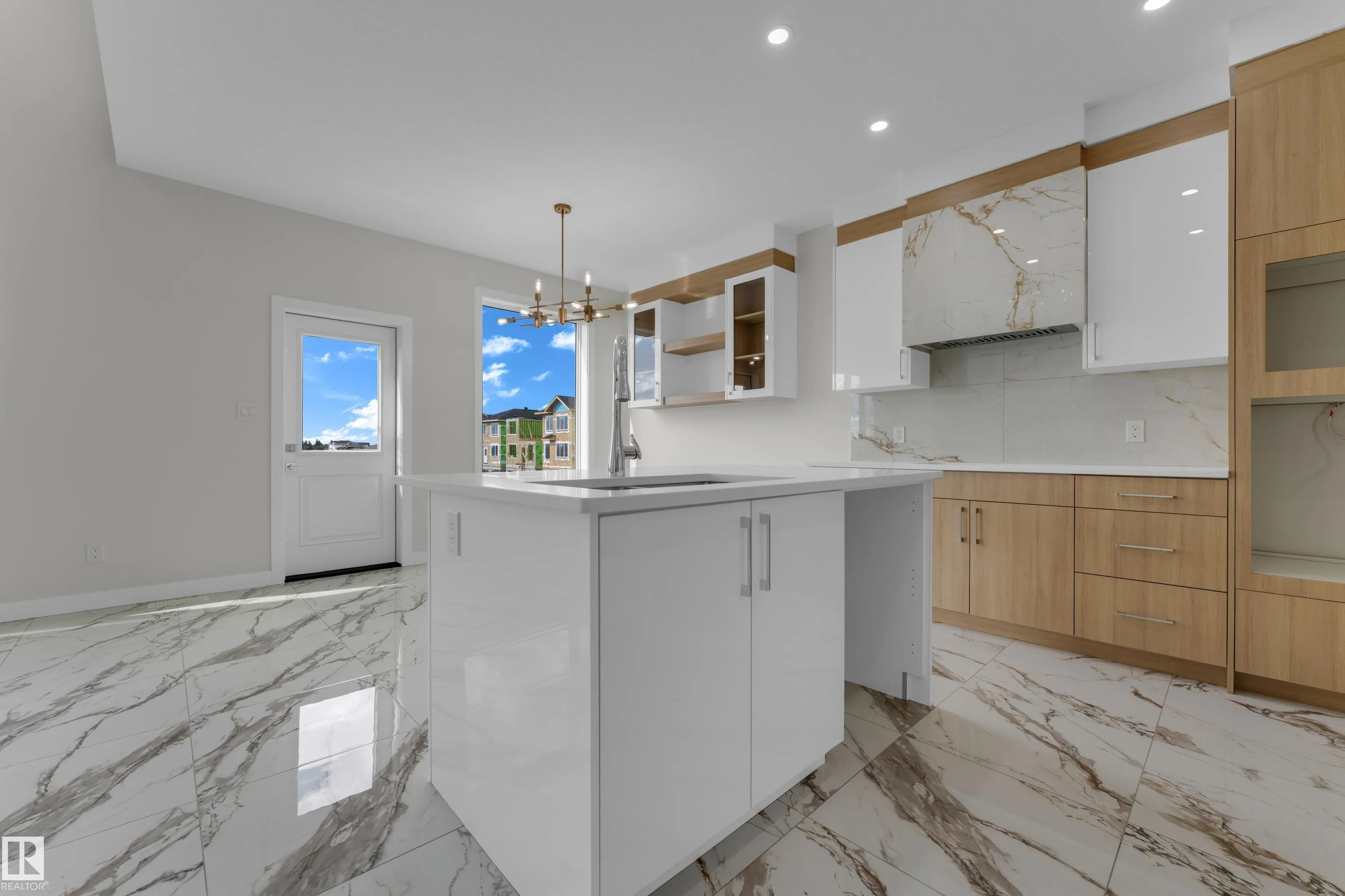 3816 39 St