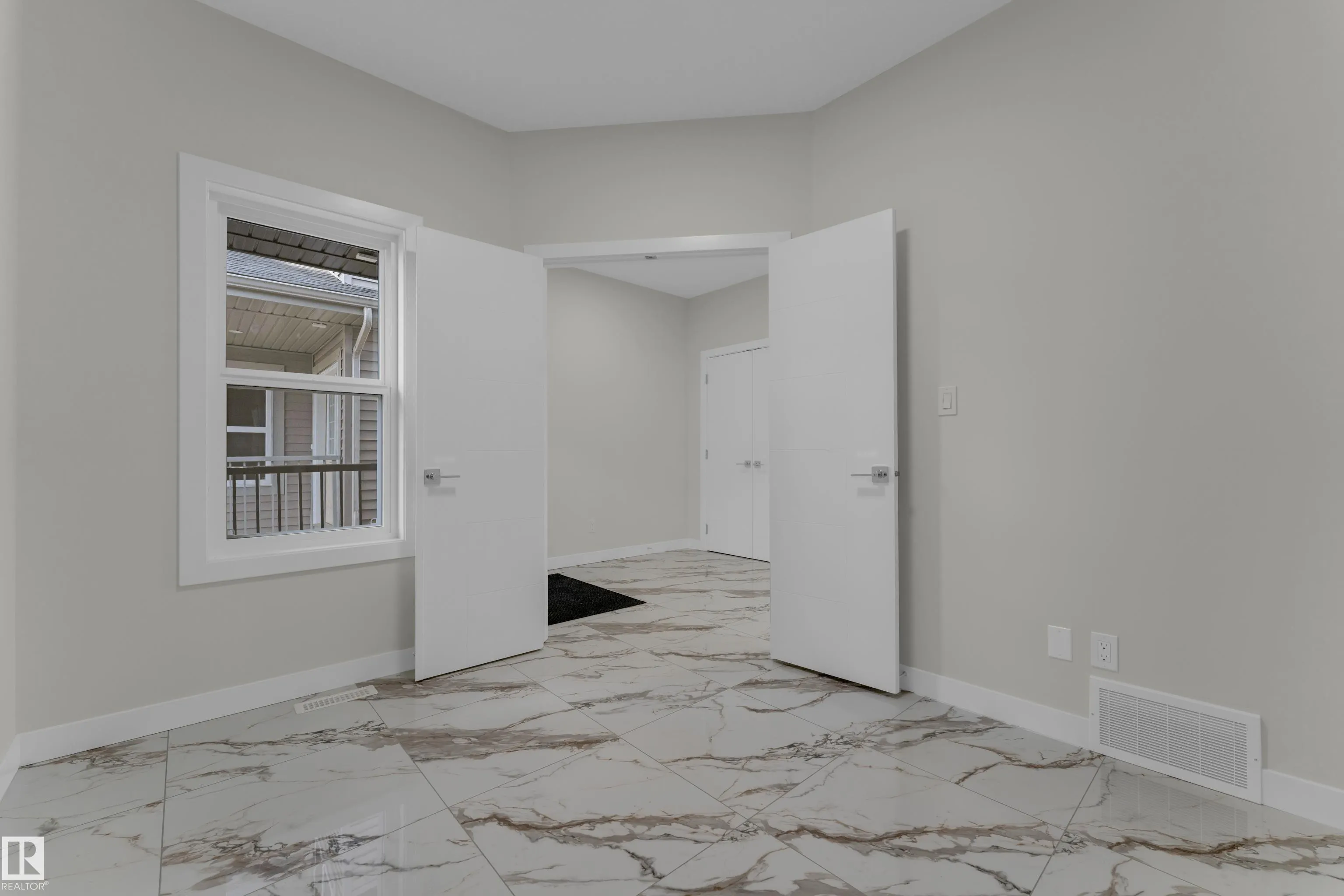 3816 39 St