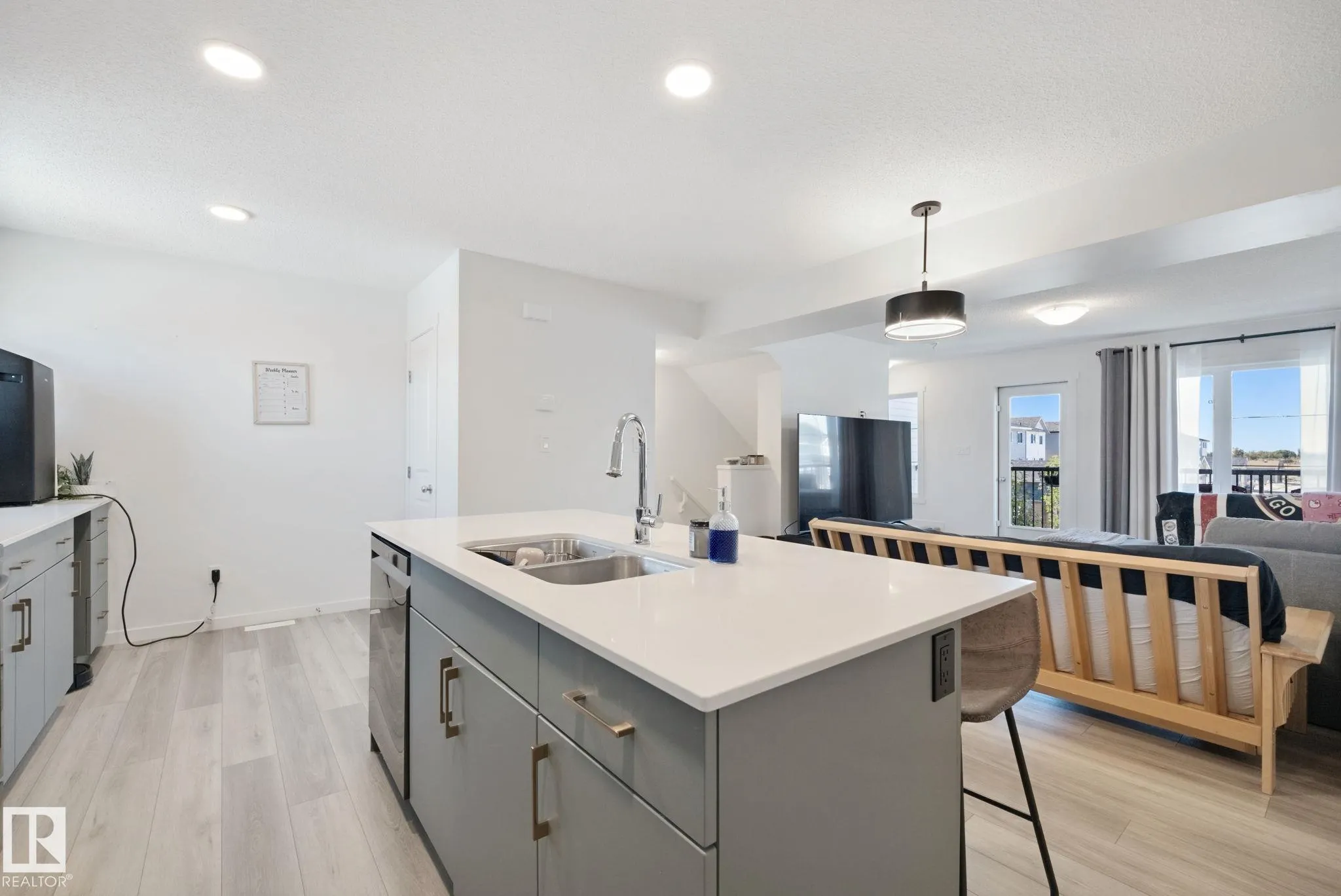 612 KINGLET Boulevard