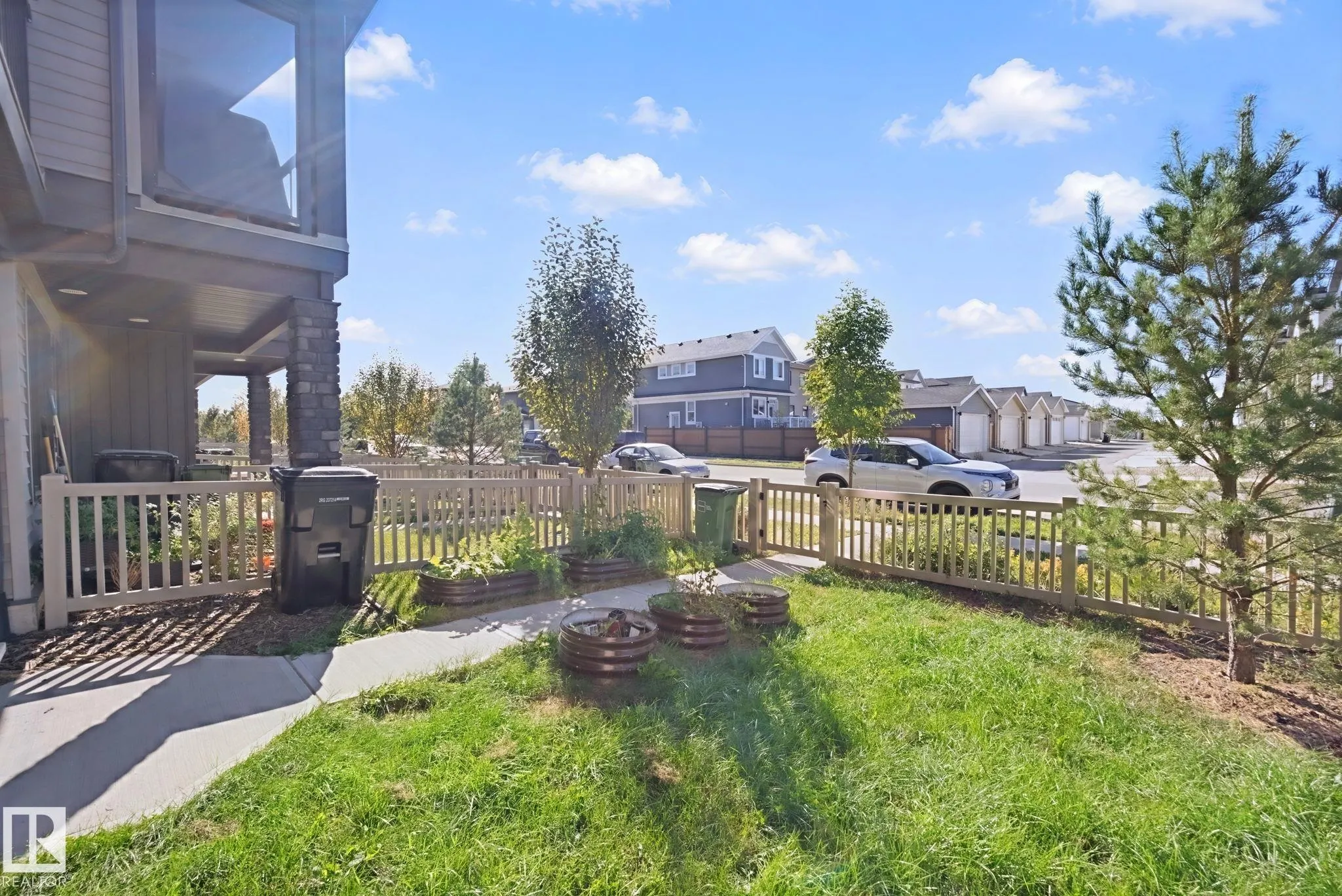 612 KINGLET Boulevard