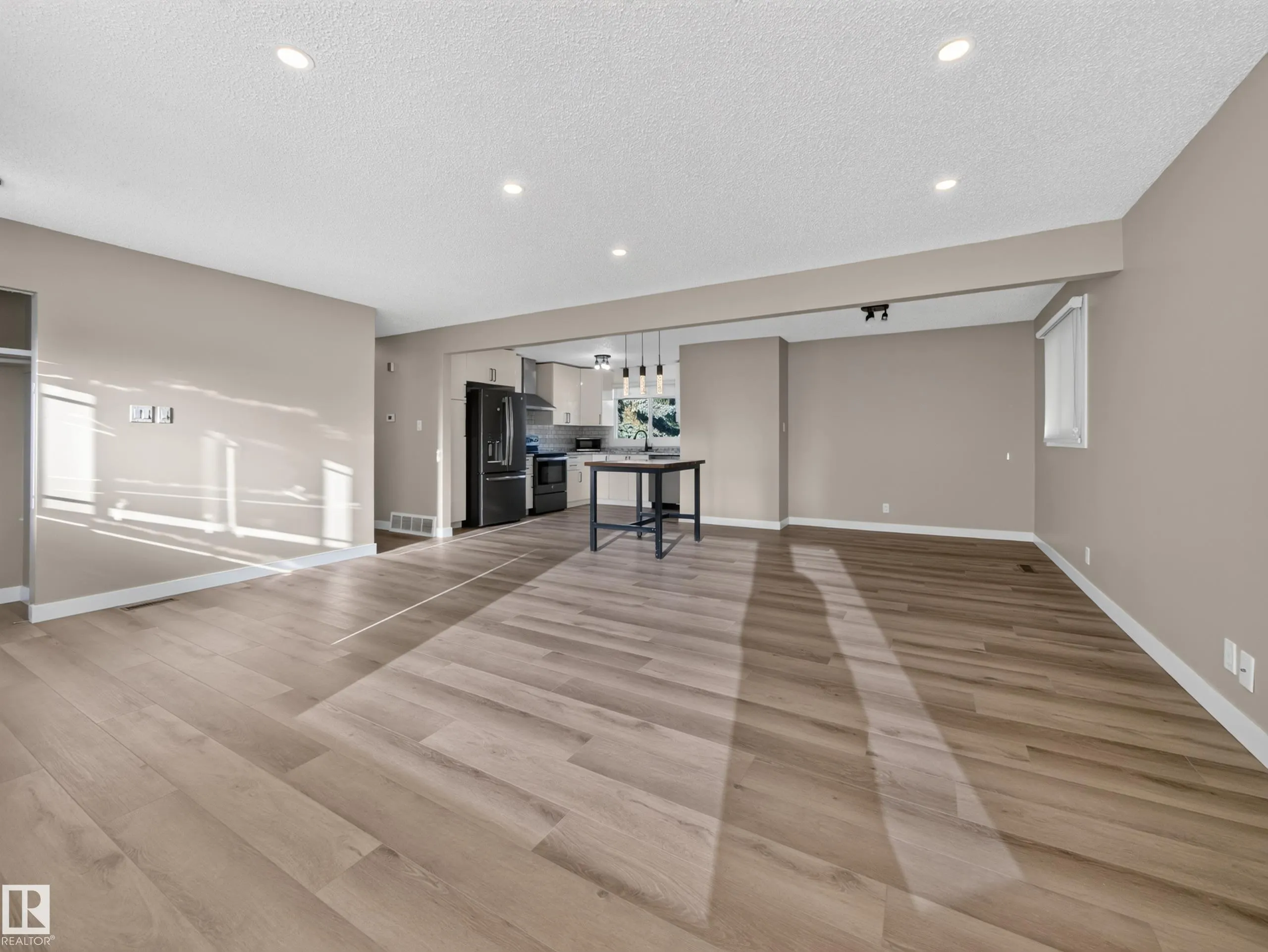 34 PENGUIN Crescent