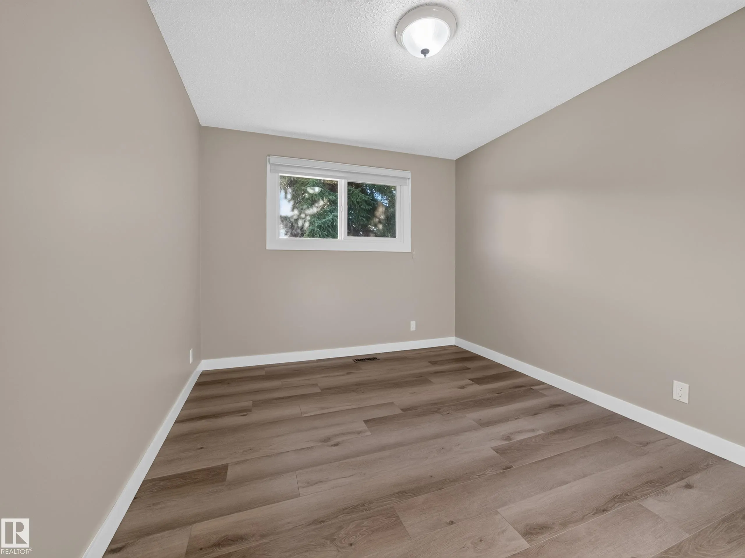 34 PENGUIN Crescent