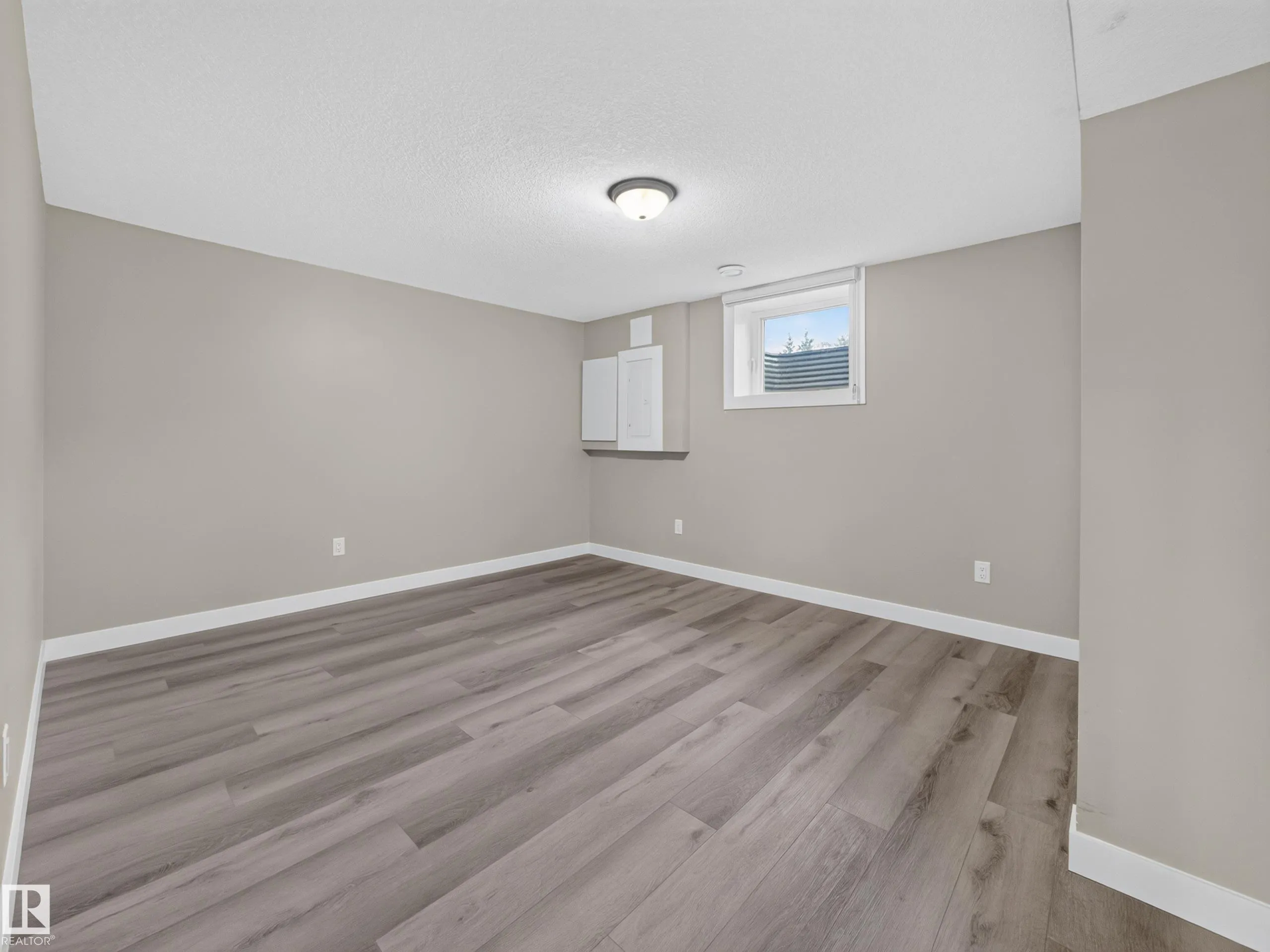 34 PENGUIN Crescent