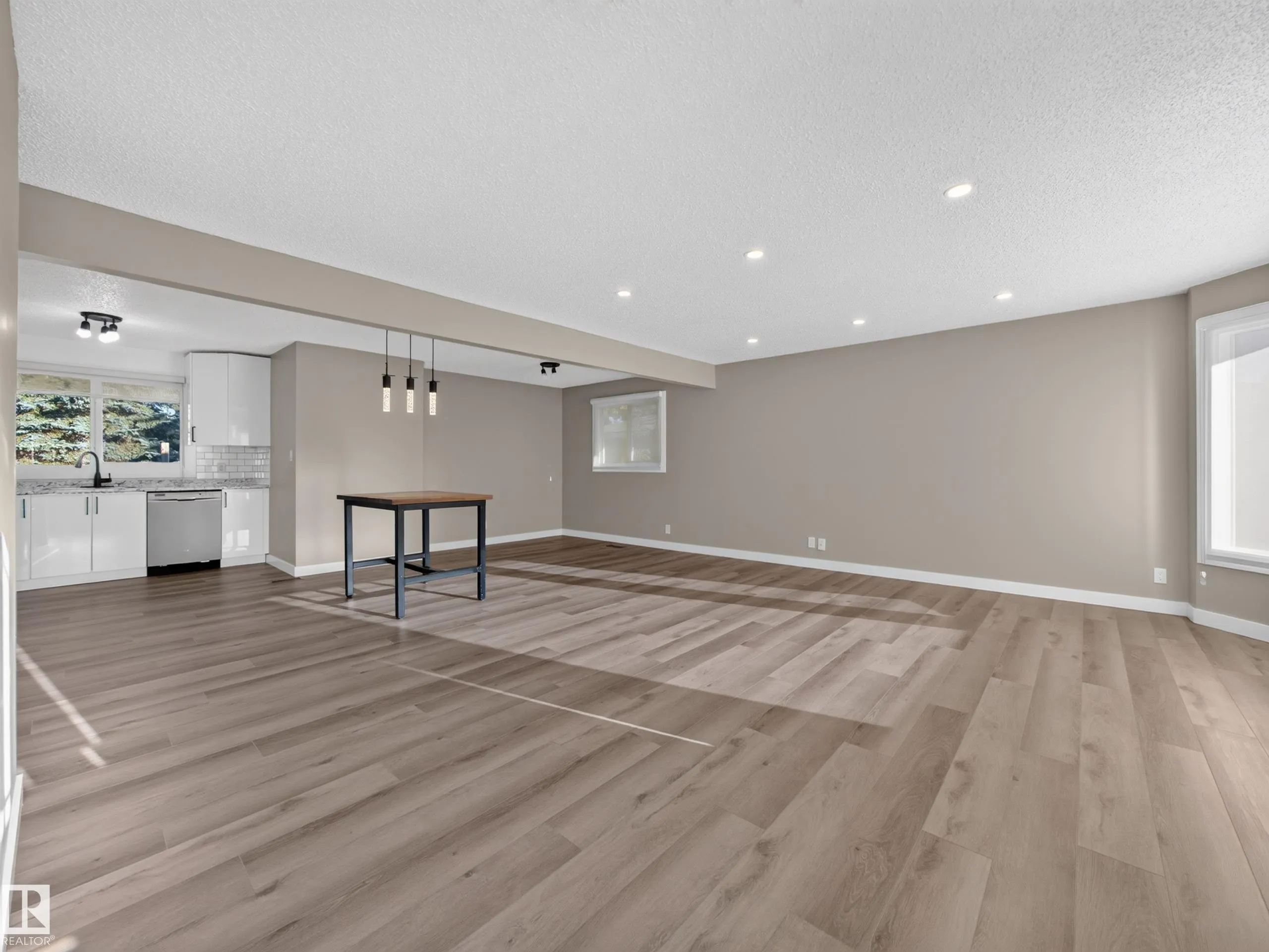 34 PENGUIN Crescent