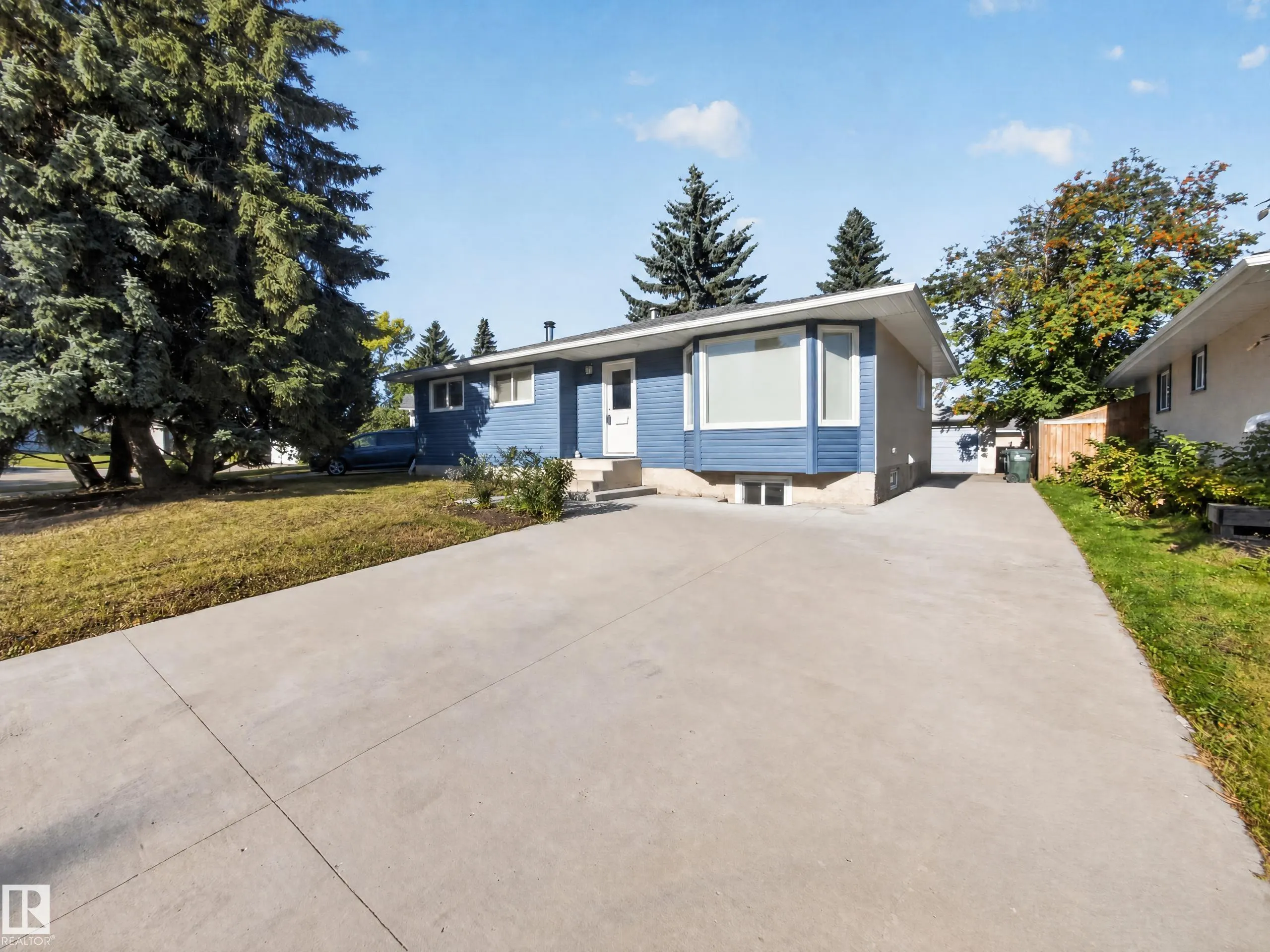34 PENGUIN Crescent
