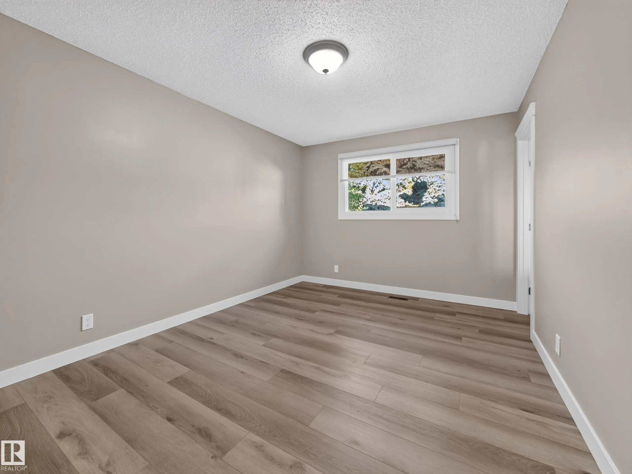 34 PENGUIN Crescent