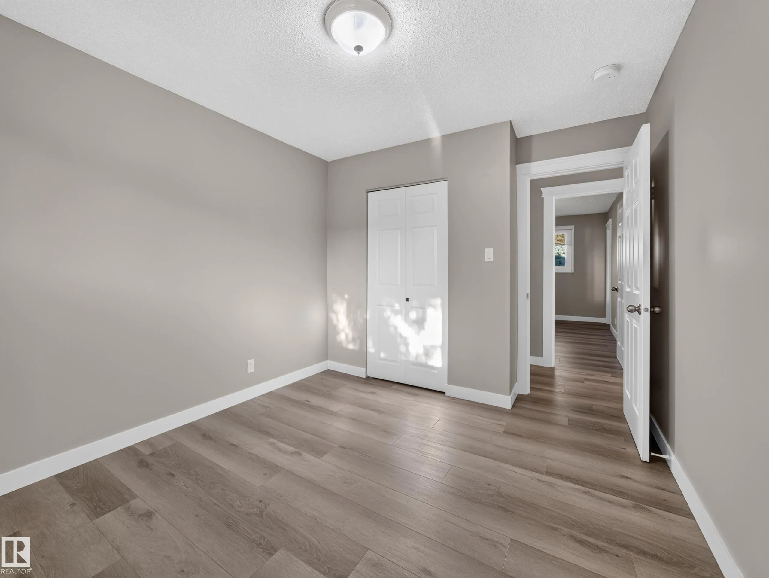 34 PENGUIN Crescent