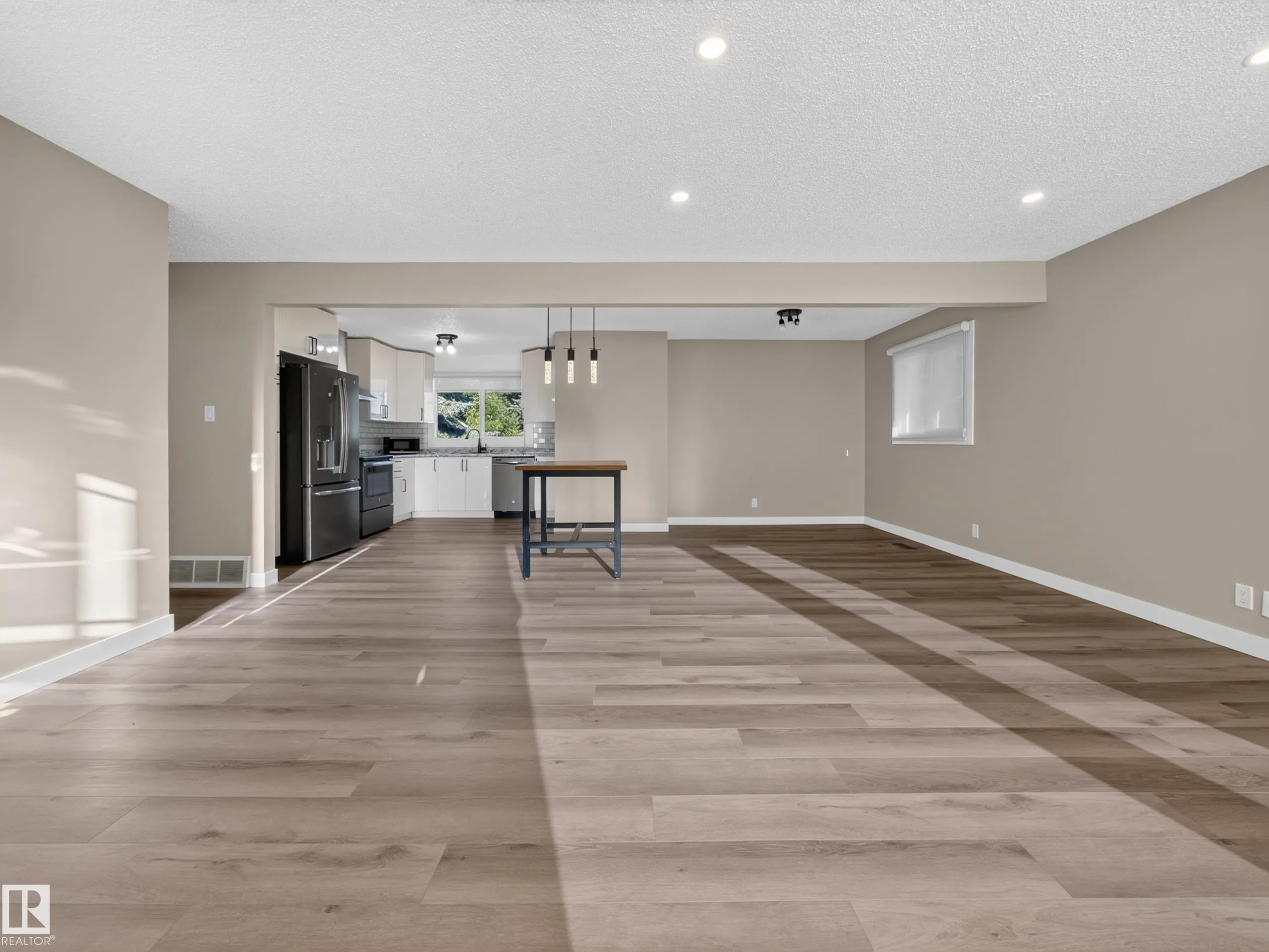 34 PENGUIN Crescent