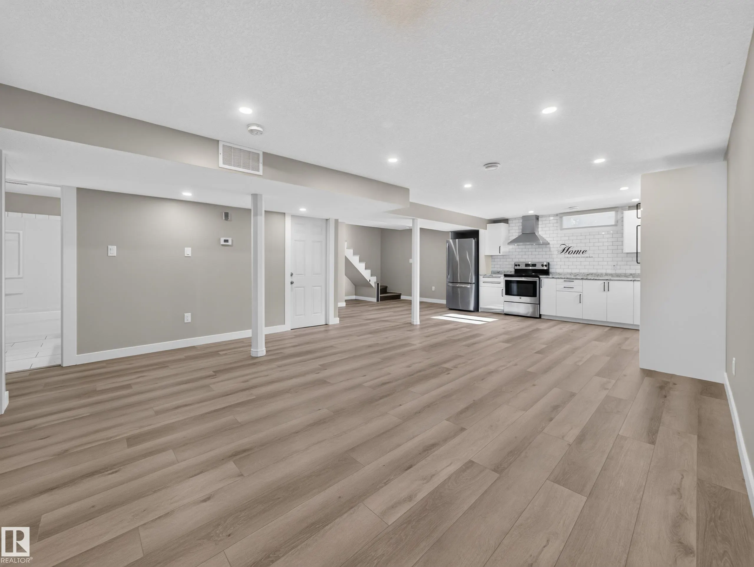 34 PENGUIN Crescent