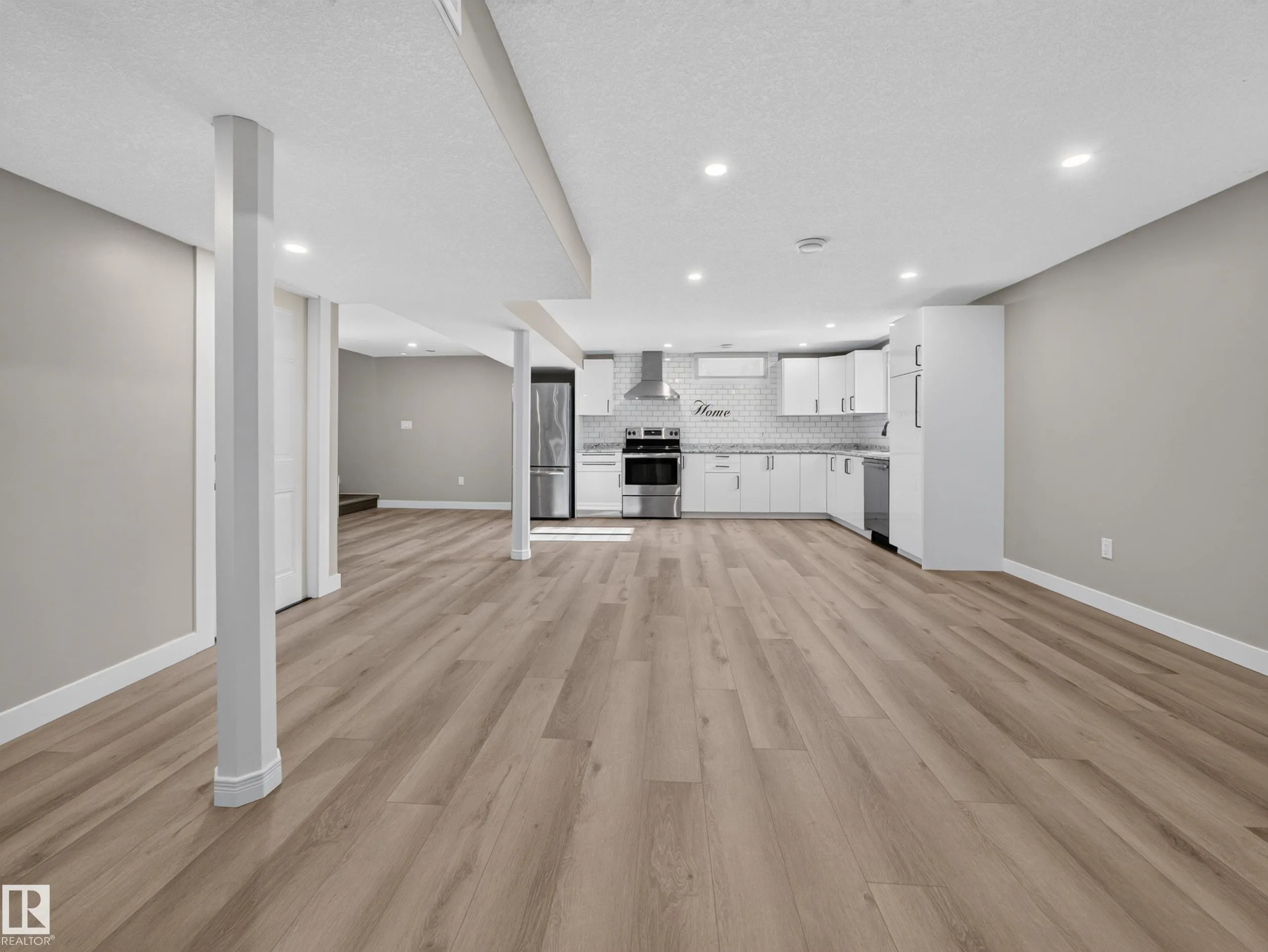34 PENGUIN Crescent