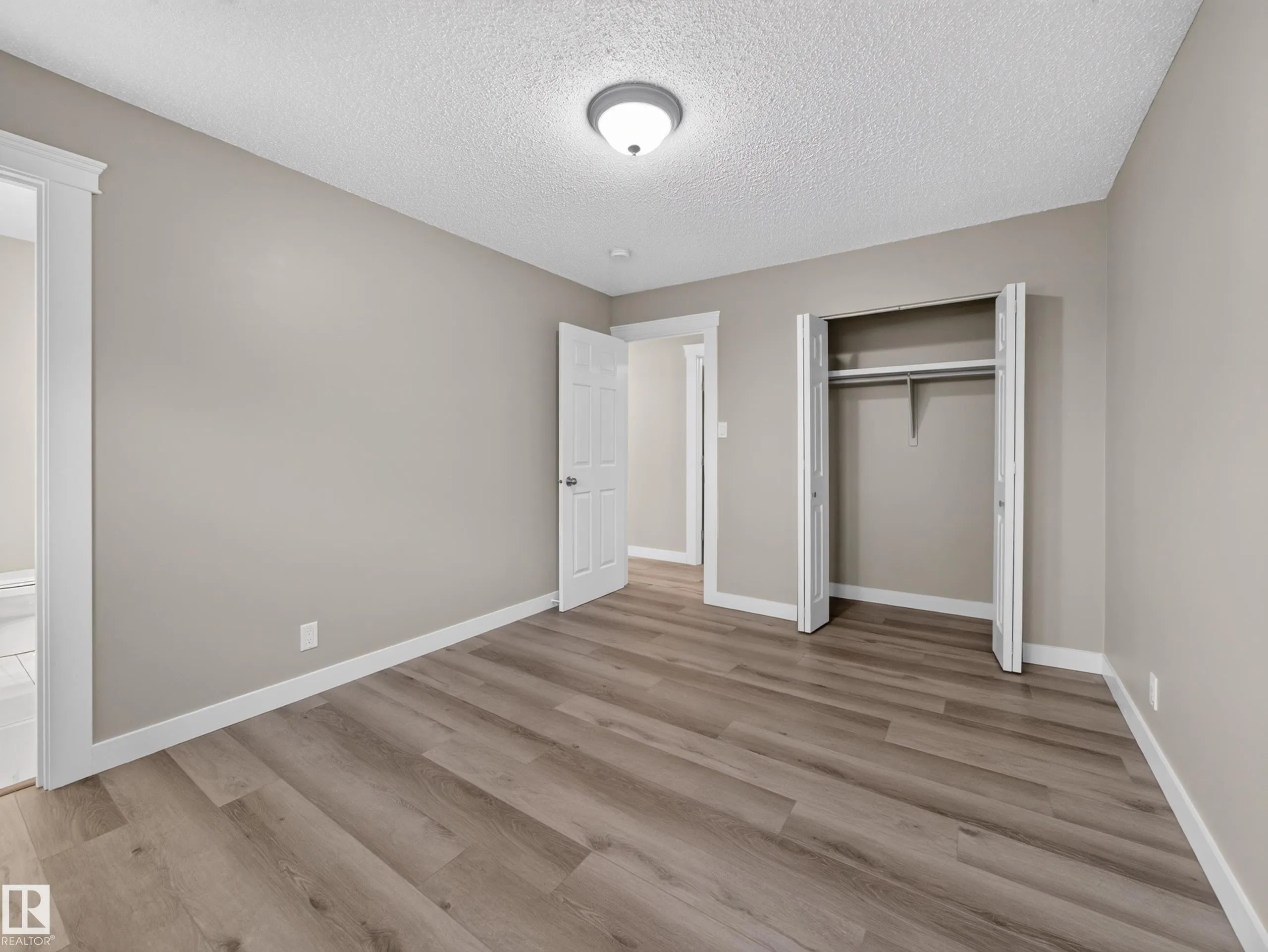 34 PENGUIN Crescent