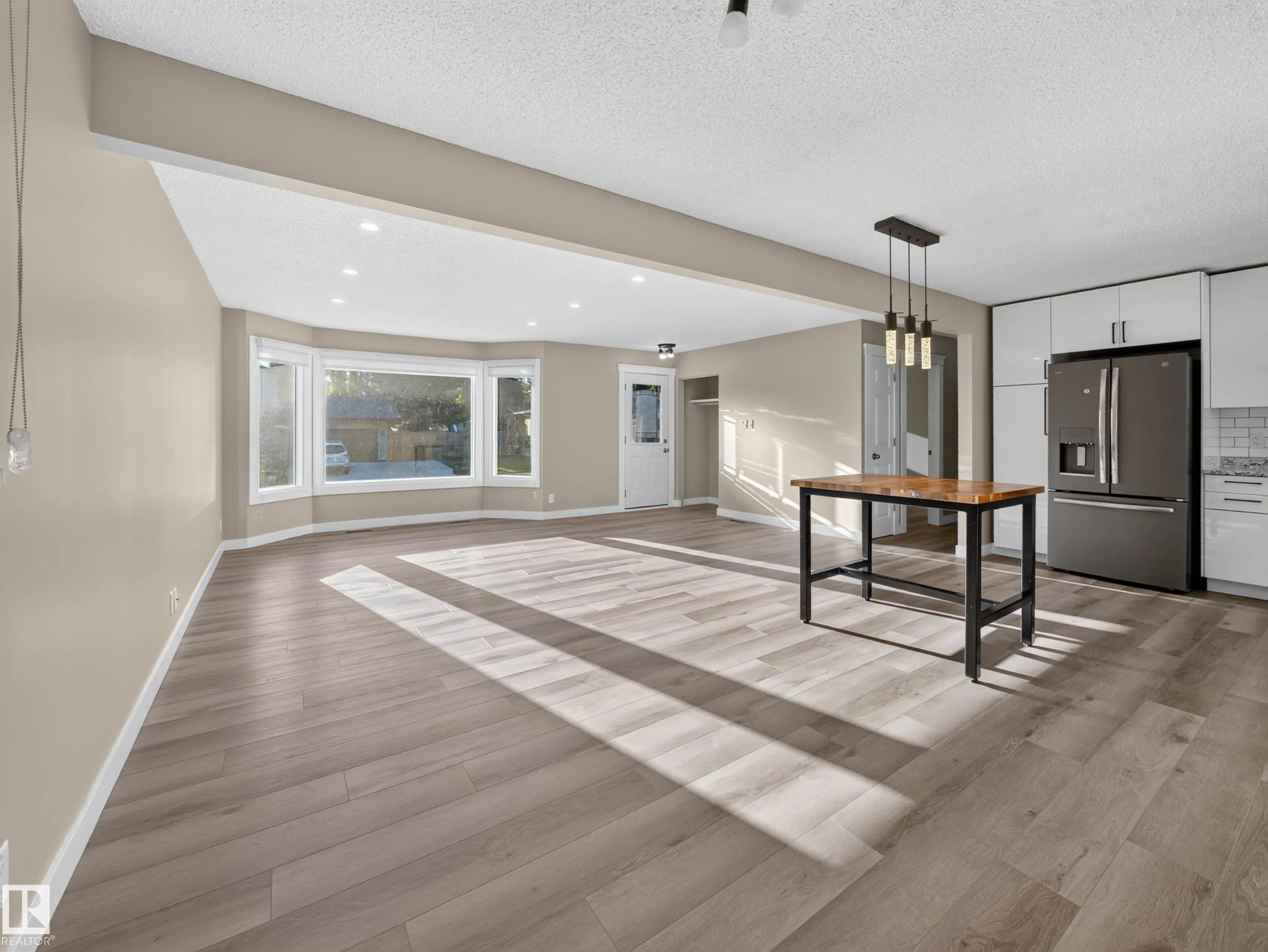 34 PENGUIN Crescent