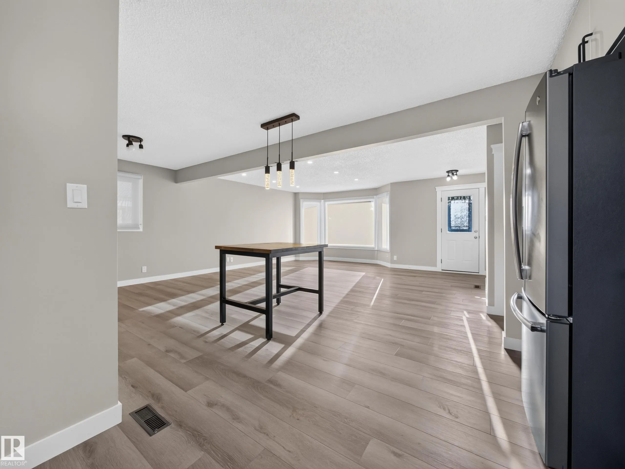34 PENGUIN Crescent