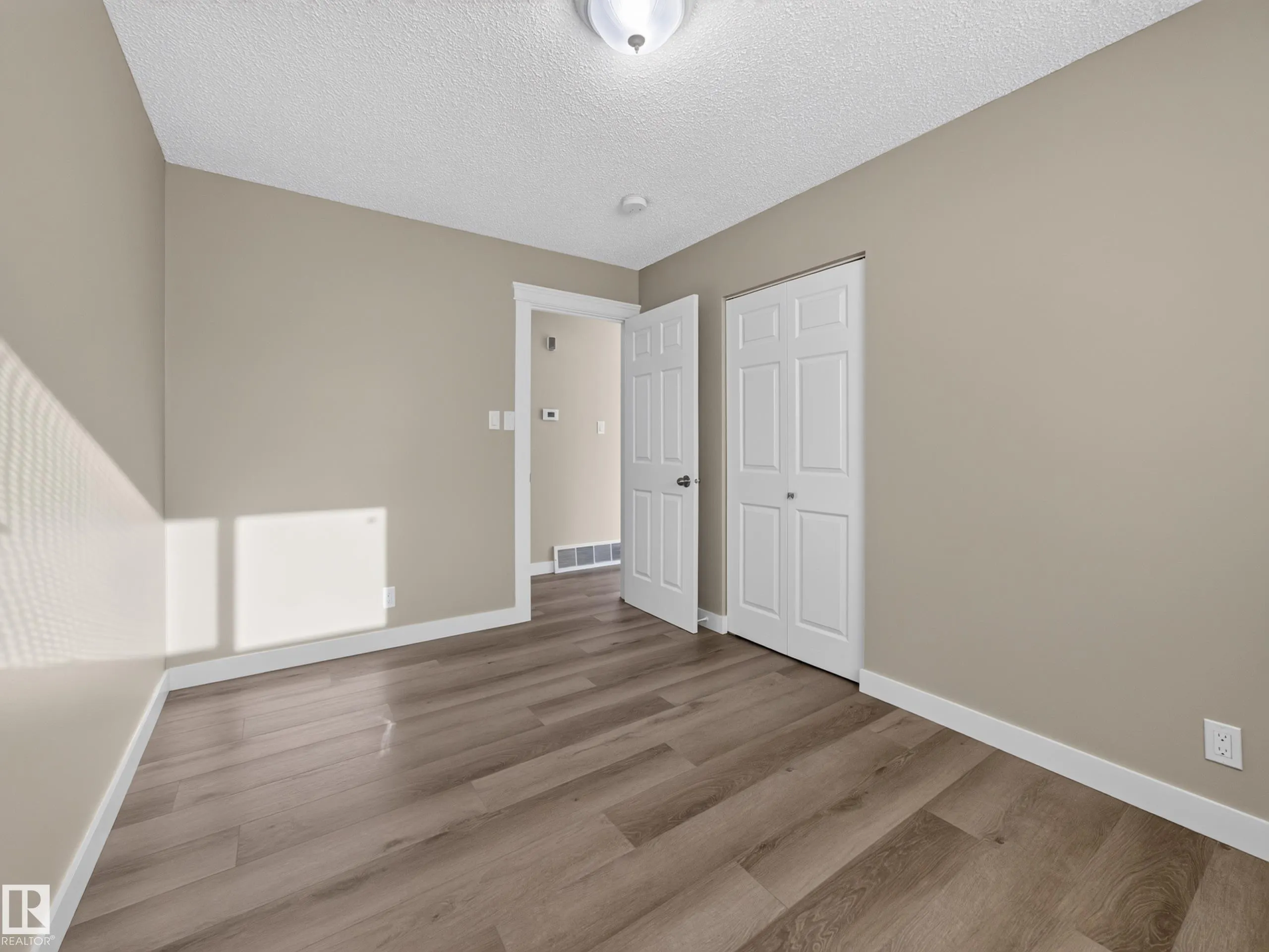34 PENGUIN Crescent