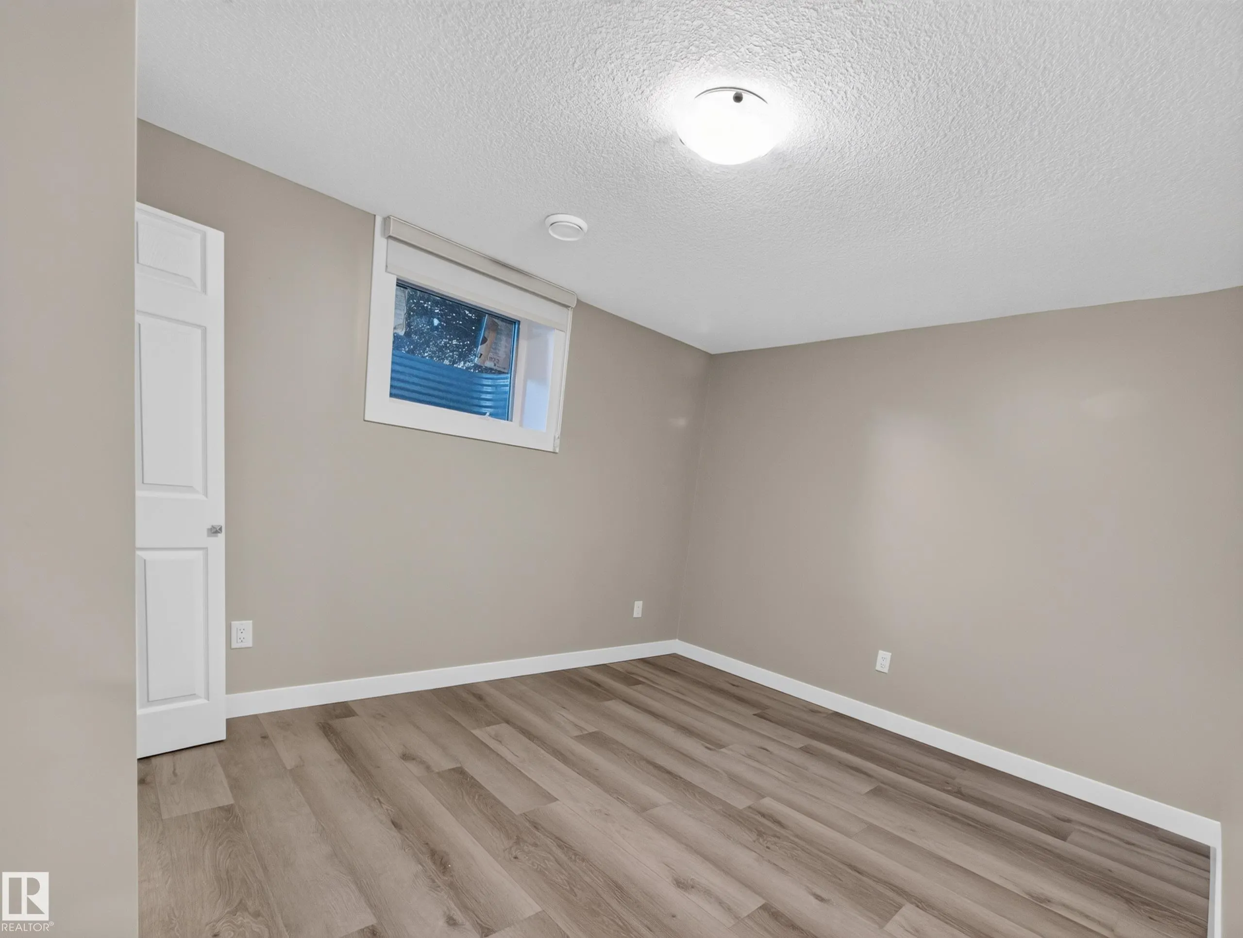 34 PENGUIN Crescent