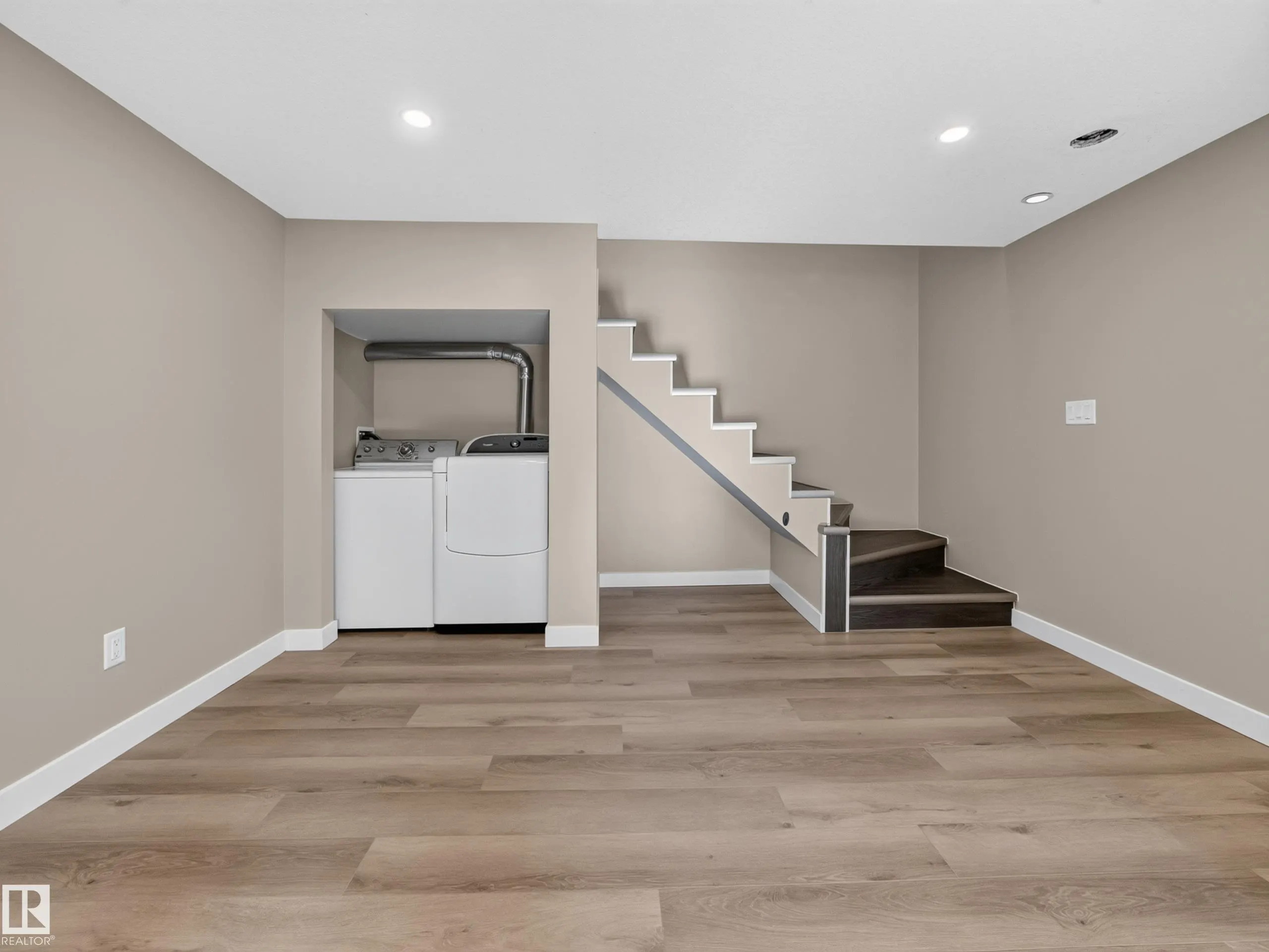 34 PENGUIN Crescent
