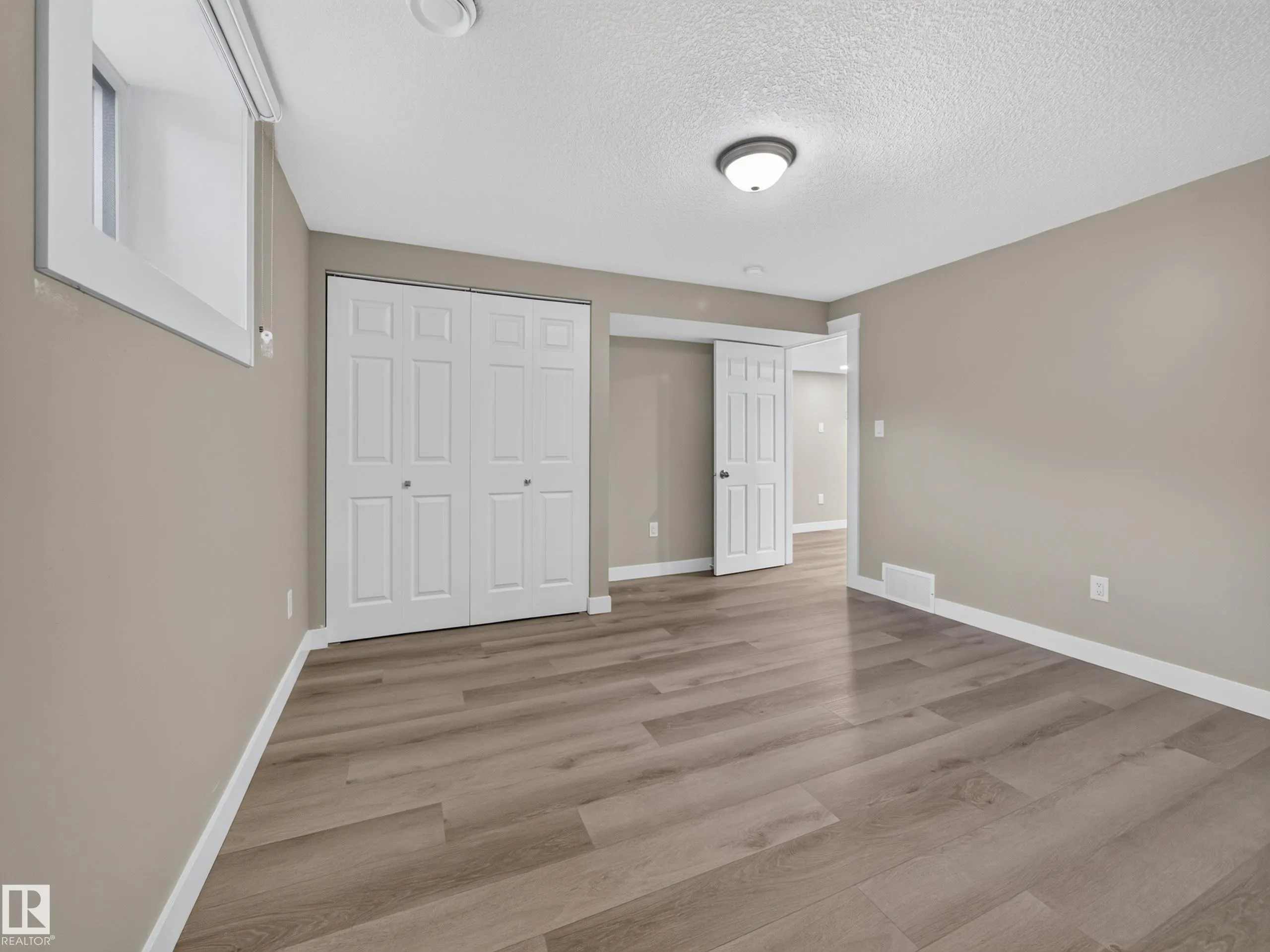 34 PENGUIN Crescent