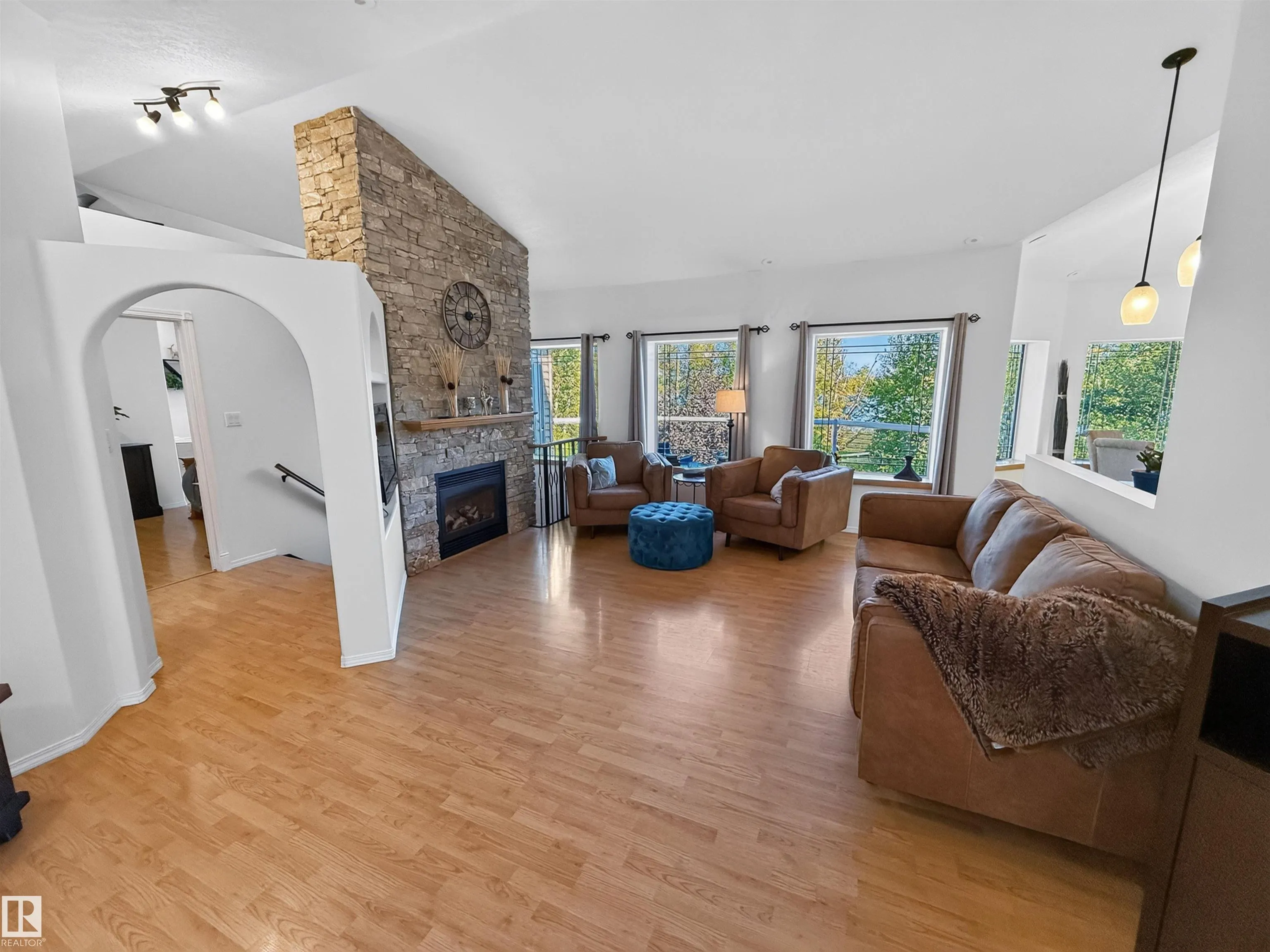 225 BAYVIEW Drive