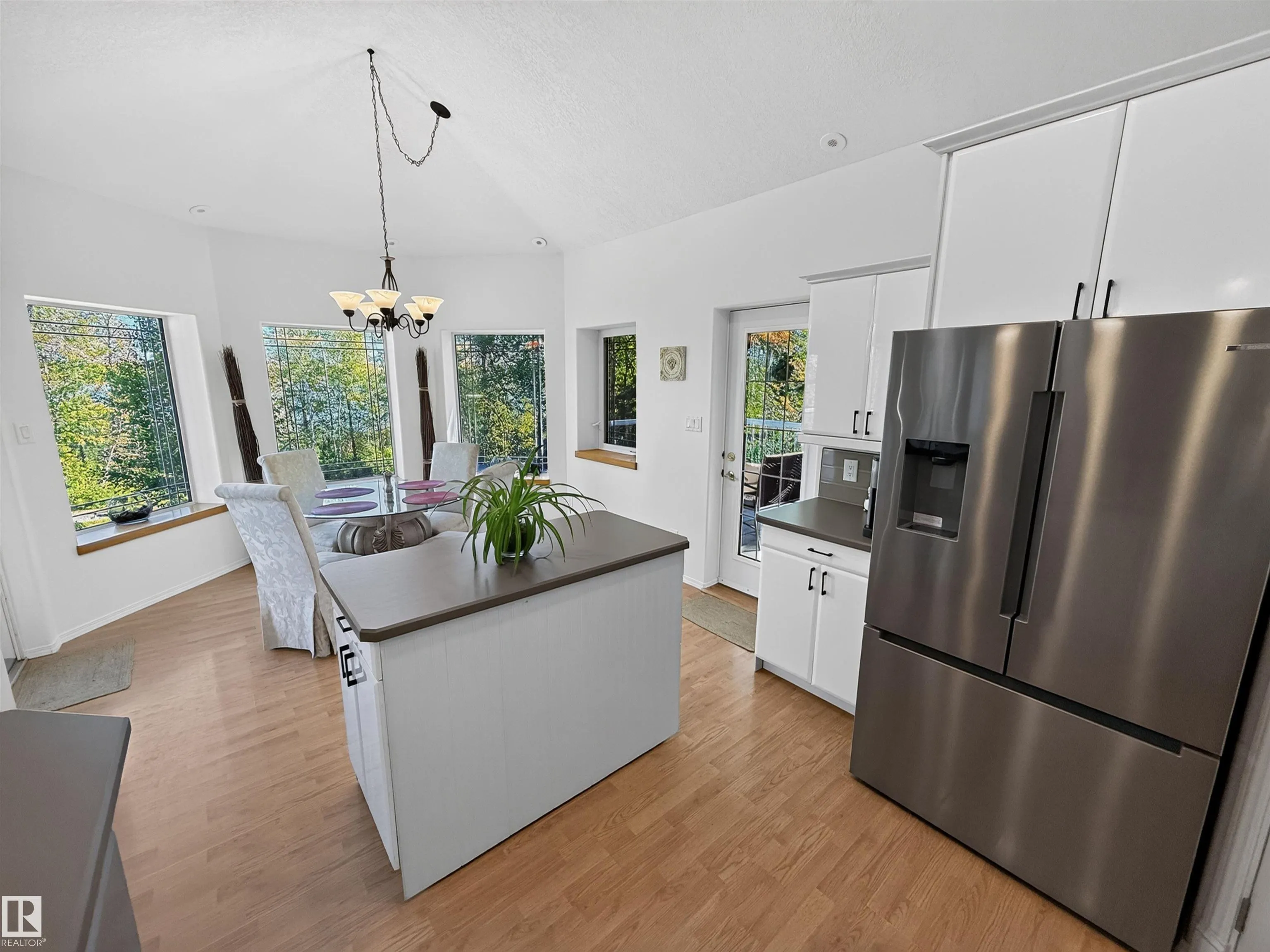 225 BAYVIEW Drive