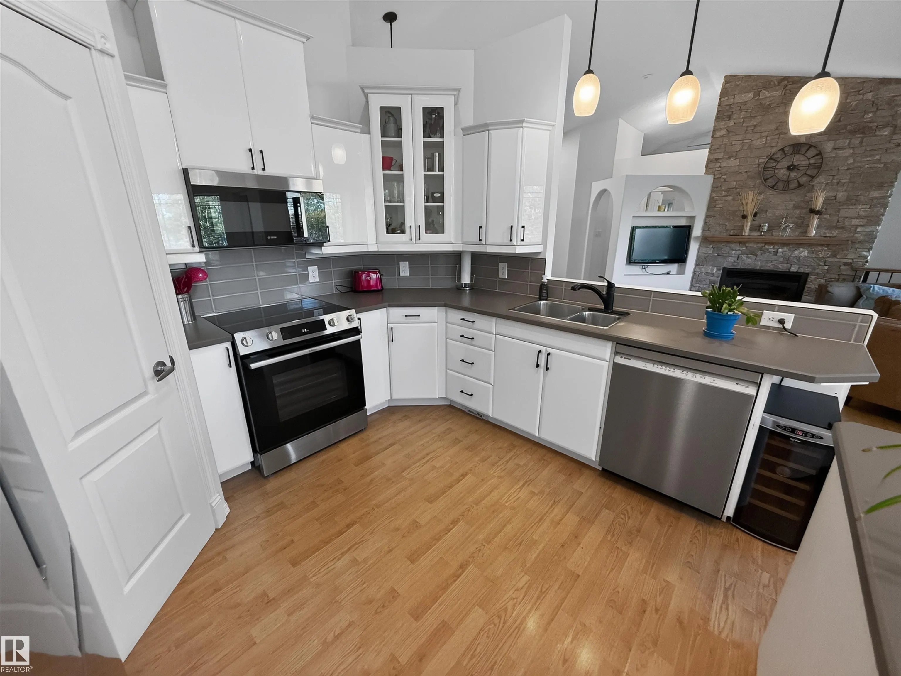 225 BAYVIEW Drive
