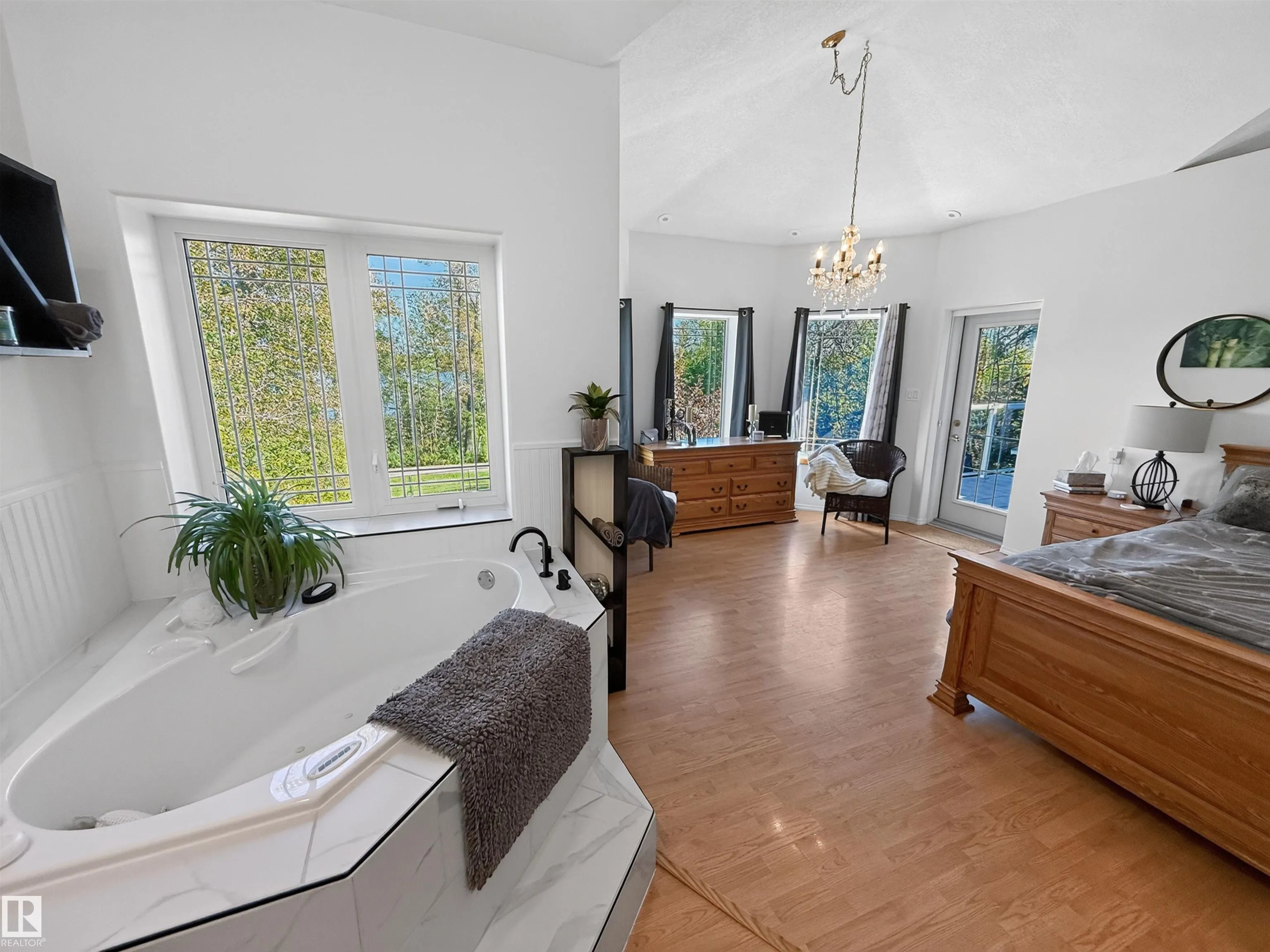 225 BAYVIEW Drive