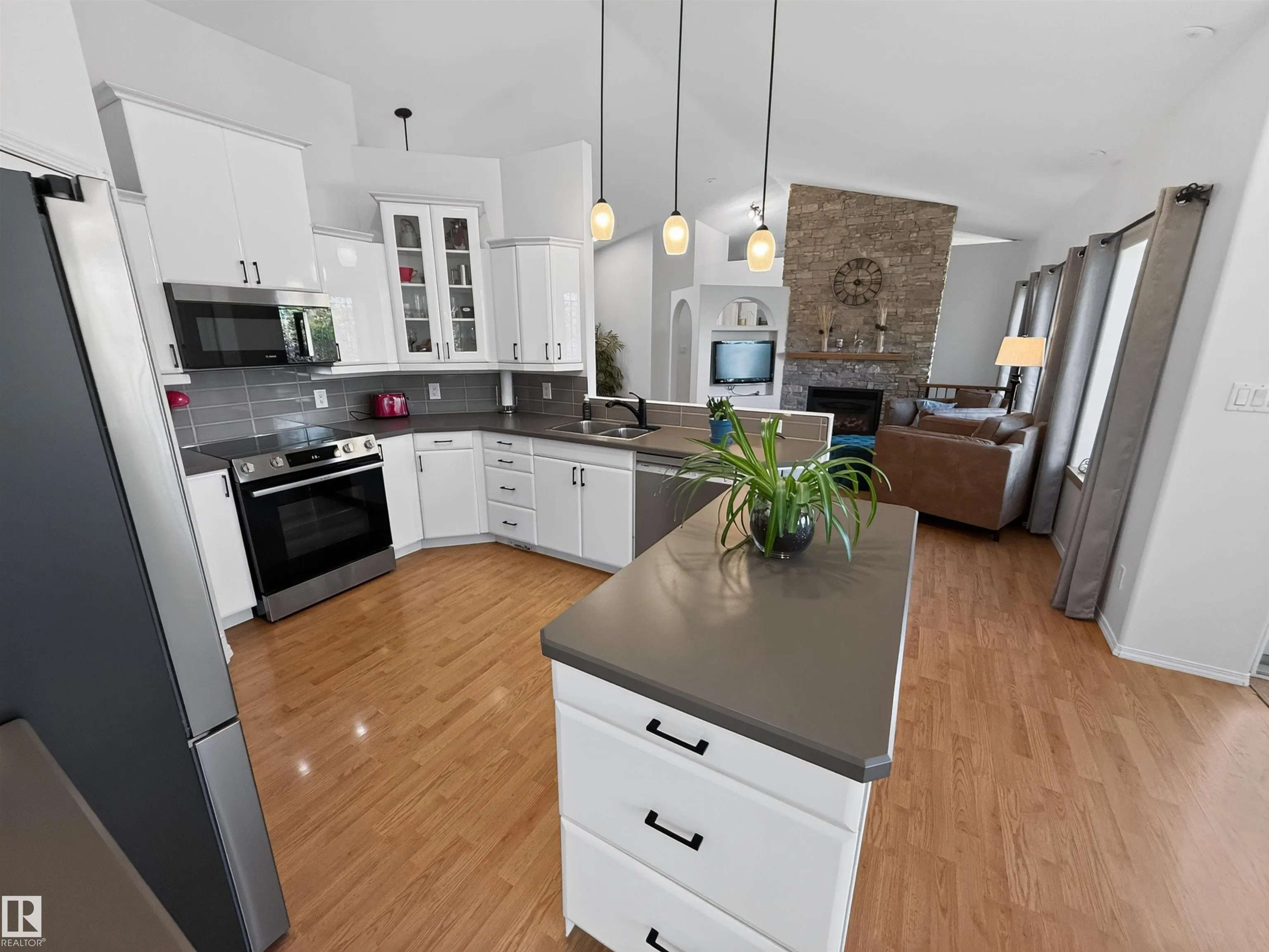 225 BAYVIEW Drive